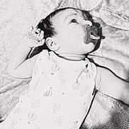 Zack a rejoint le concours — aidez-le/la à gagner de superbes lots ! baby, infant, pacifier, blanket, sleepwear, patterned_clothing, hot_air_balloon_pattern, lying_down, soft_texture, monochrome, portrait, child, cute, resting, sleepy, small_hand, head, face, indoors, peaceful