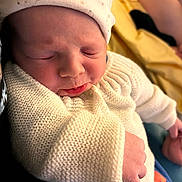 Louis a rejoint le concours — aidez-le/la à gagner de superbes lots ! newborn, baby, sleeping, knitted_sweater, hat, infant, closeup, face, hand, soft_lighting, cute, peaceful, skin, person, indoors, warm, texture, cozy, sleep, apparel