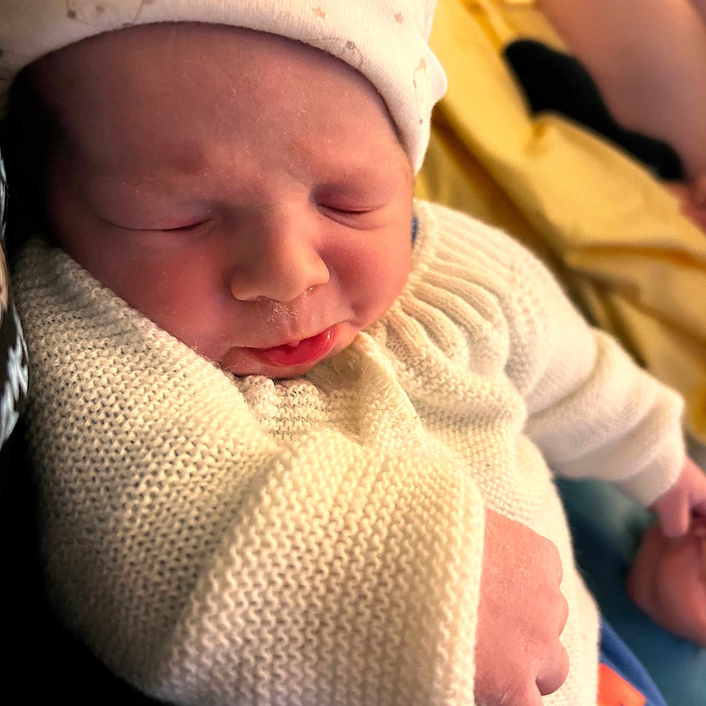 Louis a rejoint le concours — aidez-le/la à gagner de superbes lots ! apparel, baby, closeup, cozy, cute, face, hand, hat, indoors, infant, knitted_sweater, newborn, peaceful, person, skin, sleep, sleeping, soft_lighting, texture, warm