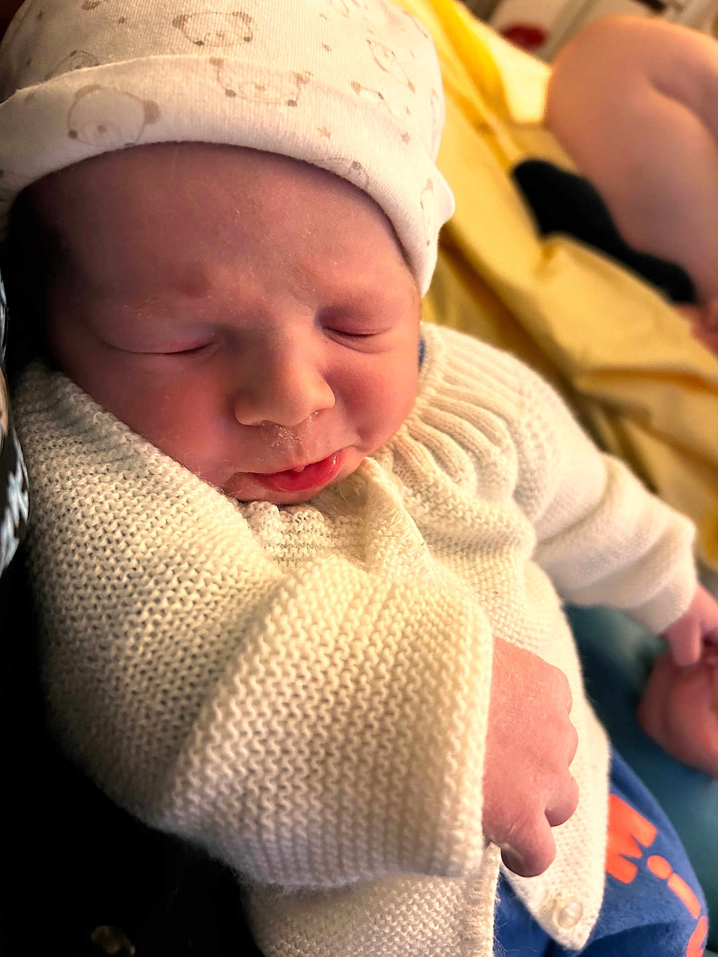Louis a rejoint le concours — aidez-le/la à gagner de superbes lots ! newborn, baby, sleeping, knitted_sweater, hat, infant, closeup, face, hand, soft_lighting, cute, peaceful, skin, person, indoors, warm, texture, cozy, sleep, apparel