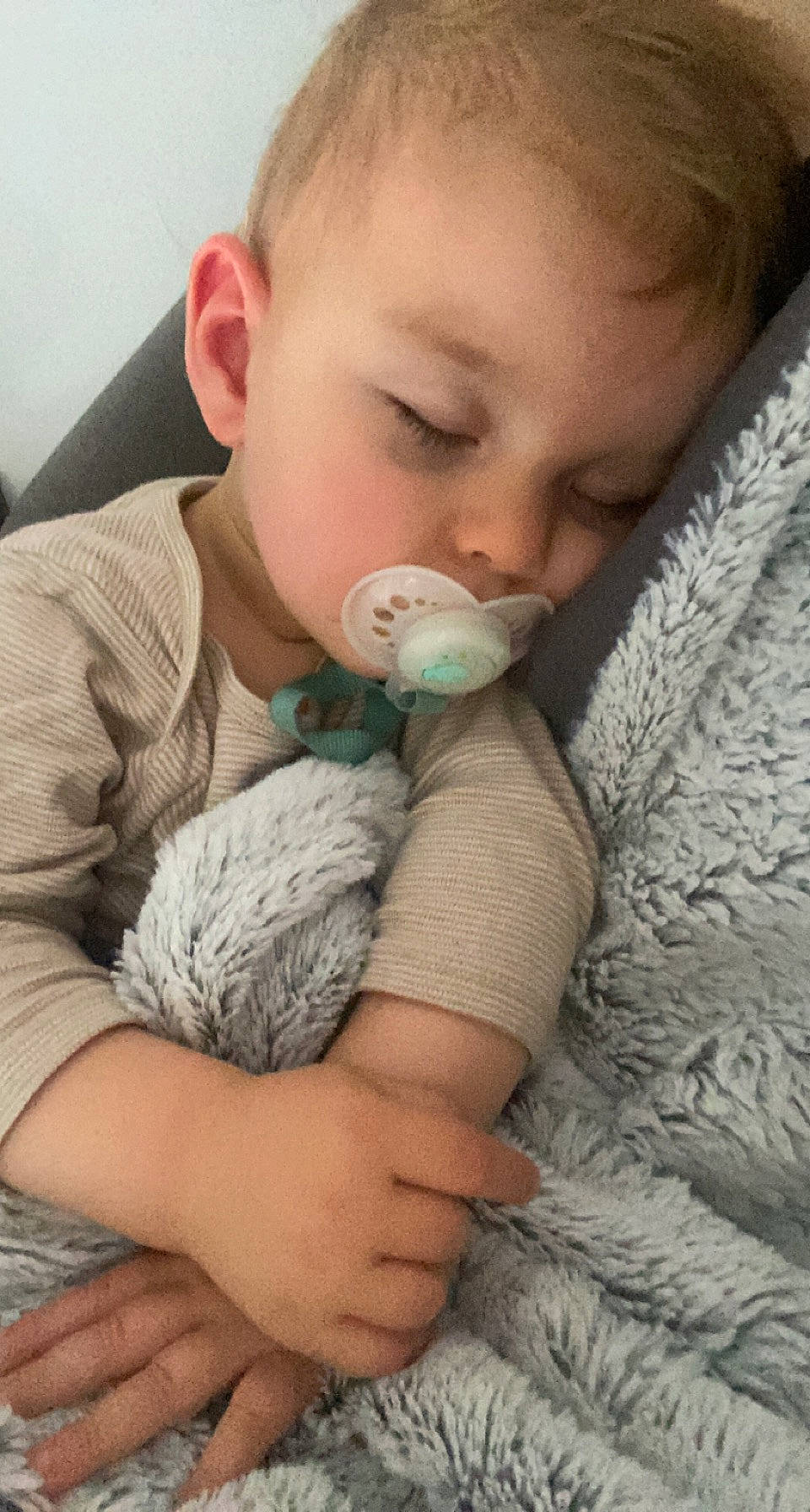 Raphaël a rejoint le concours — aidez-le/la à gagner de superbes lots ! baby, baby_toddler_clothing, cheek, child, chin, comfort, ear, eyelash, finger, gesture, hand, iris, lip, mouth, neck, nose, person, skin, sleeve, textile