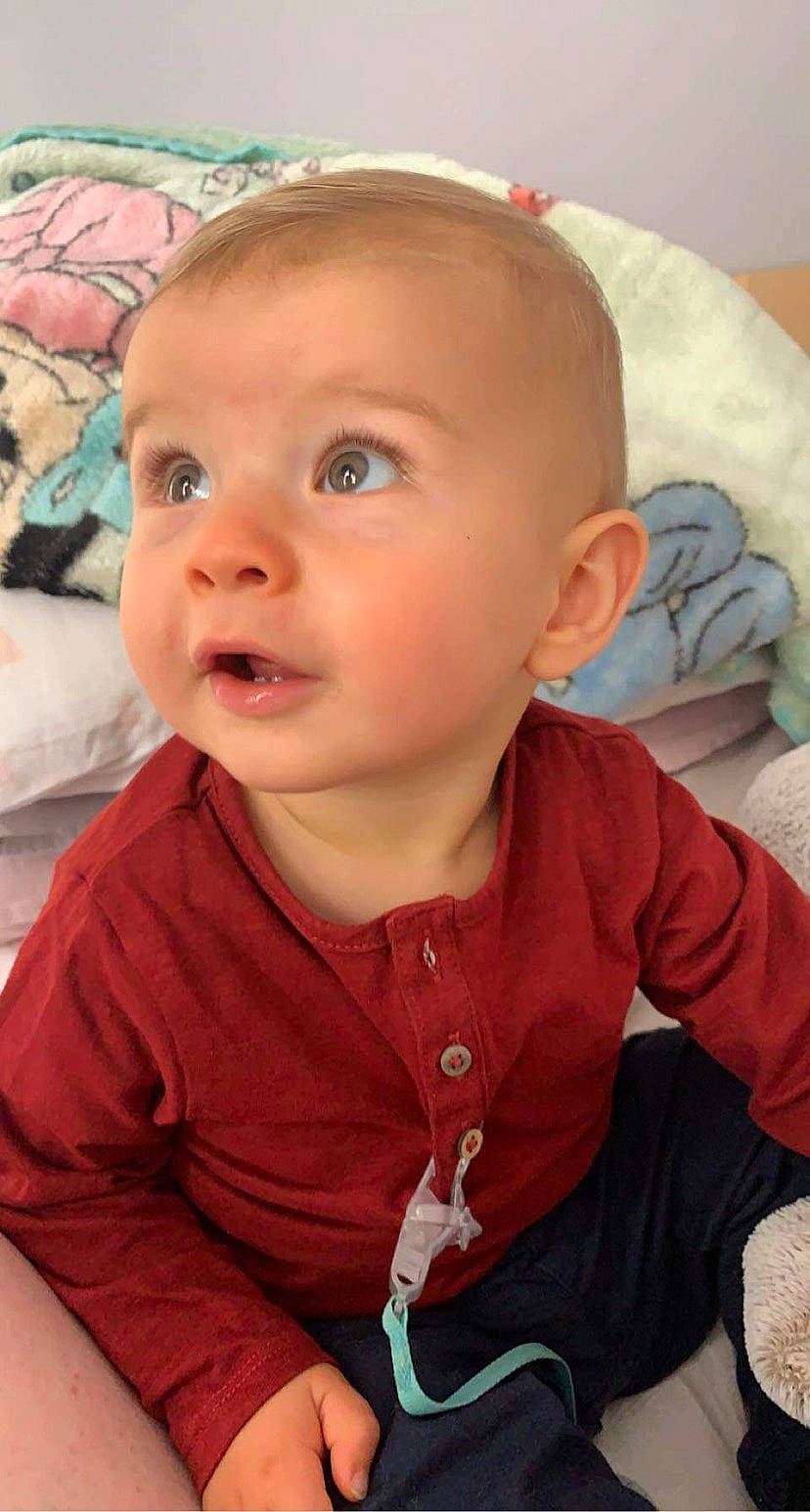 Raphaël participe au concours pour gagner de l'argent avec cette photo : baby, baby_toddler_clothing, cheek, chin, ear, eye, eyelash, face, forehead, head, human_body, iris, lip, mouth, neck, nose, organ, person, product, skin