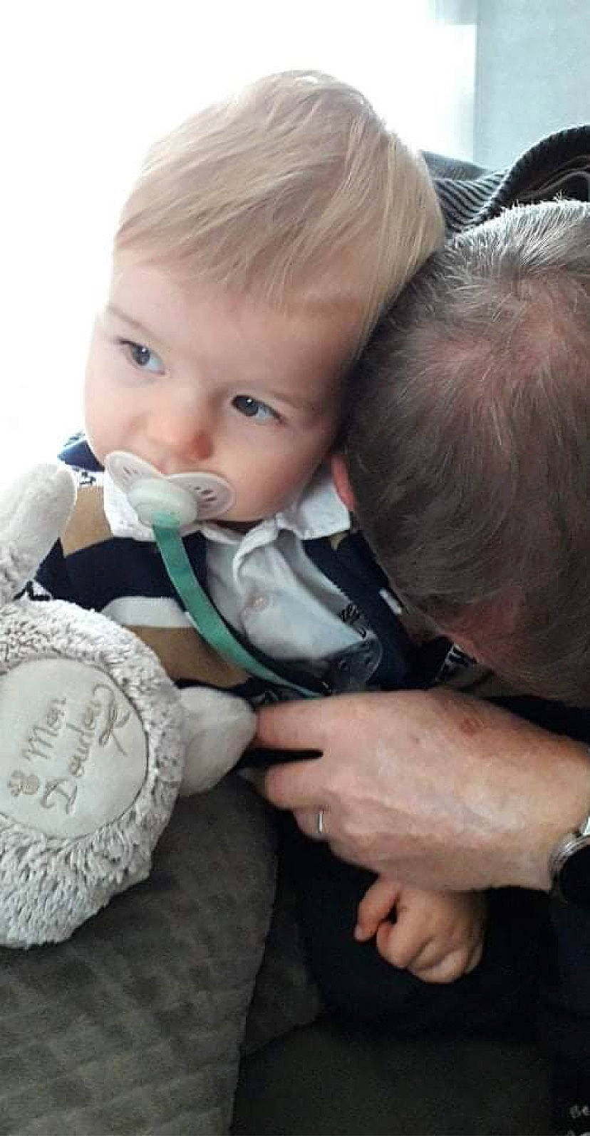 Raphaël a rejoint le concours — aidez-le/la à gagner de superbes lots ! arm, baby, baby_toddler_clothing, blond, cheek, child, comfort, dress, face, finger, hair, hairstyle, hand, happy, interaction, iris, person, sitting, skin, toddler