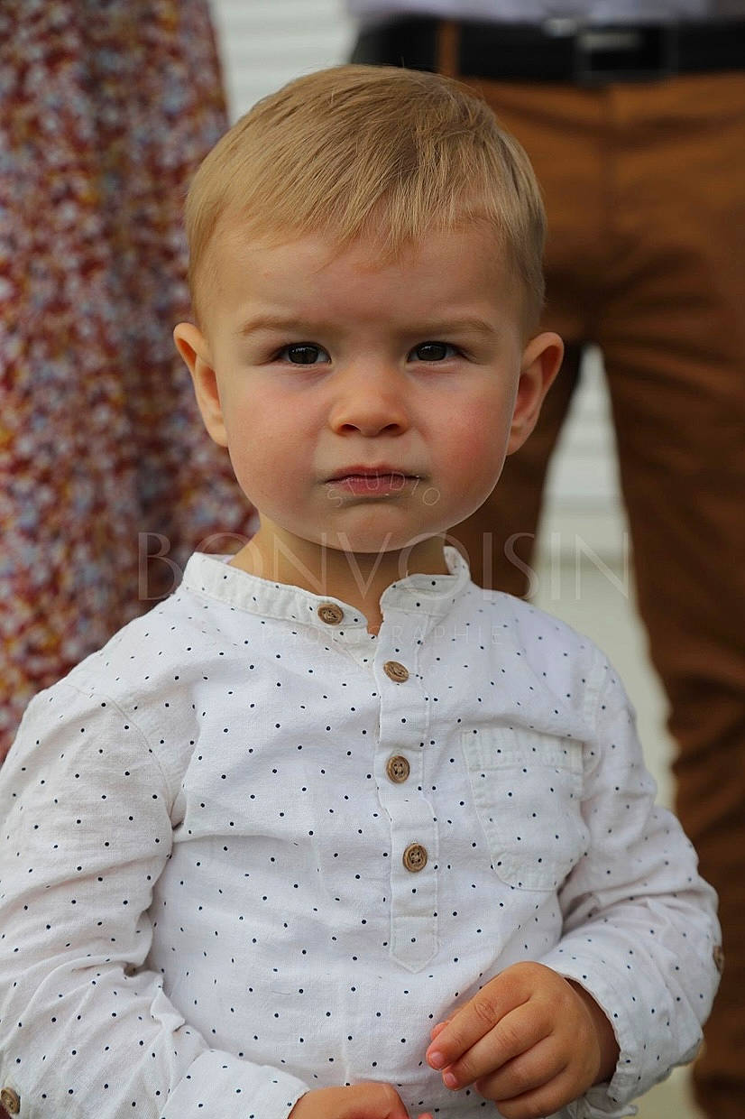 Raphaël participe au concours pour gagner de l'argent avec cette photo : baby_toddler_clothing, blond, cheek, child, collar, dress_shirt, eye, fun, gesture, hairstyle, happy, joint, lip, nose, pattern, person, skin, sleeve, standing, textile