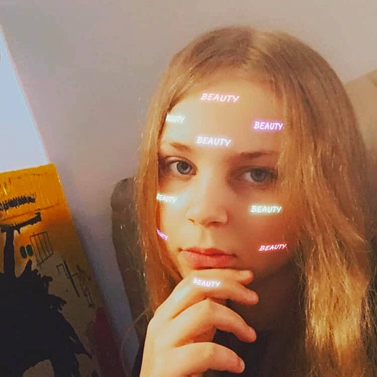 Elsa a rejoint le concours — aidez-le/la à gagner de superbes lots ! bangs, black_hair, cheek, cool, eyelash, eyewear, forehead, gesture, iris, jaw, layered_hair, lip, lipstick, material_property, mouth, neck, nose, person, selfie, skin