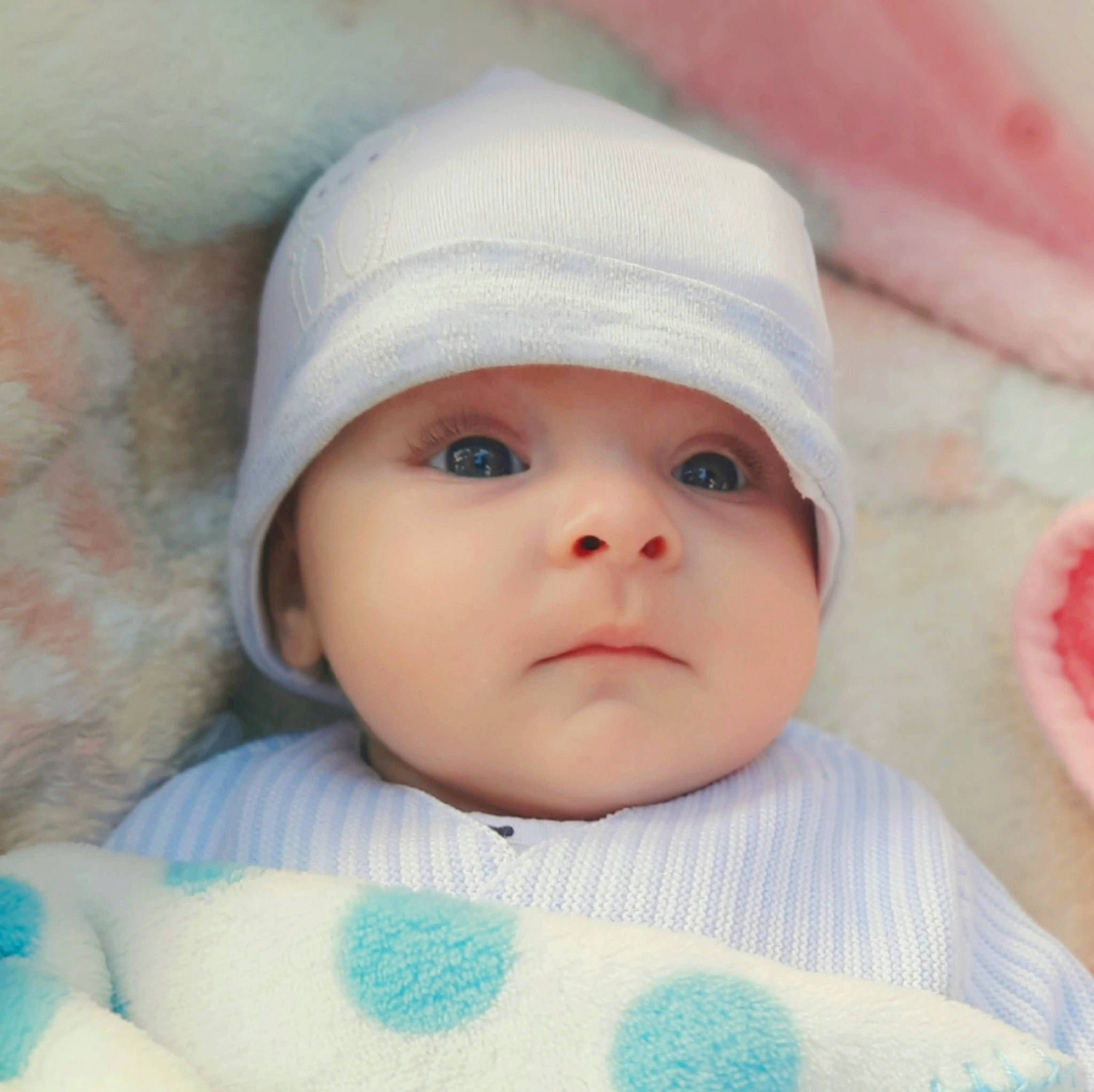 Maia participe au concours pour gagner de l'argent avec cette photo : baby, baby_sleeping, beauty, bonnet, cheek, child, close_up, eye, face, head, headgear, headwear, knit_cap, lip, person, pink, skin, smile, toddler