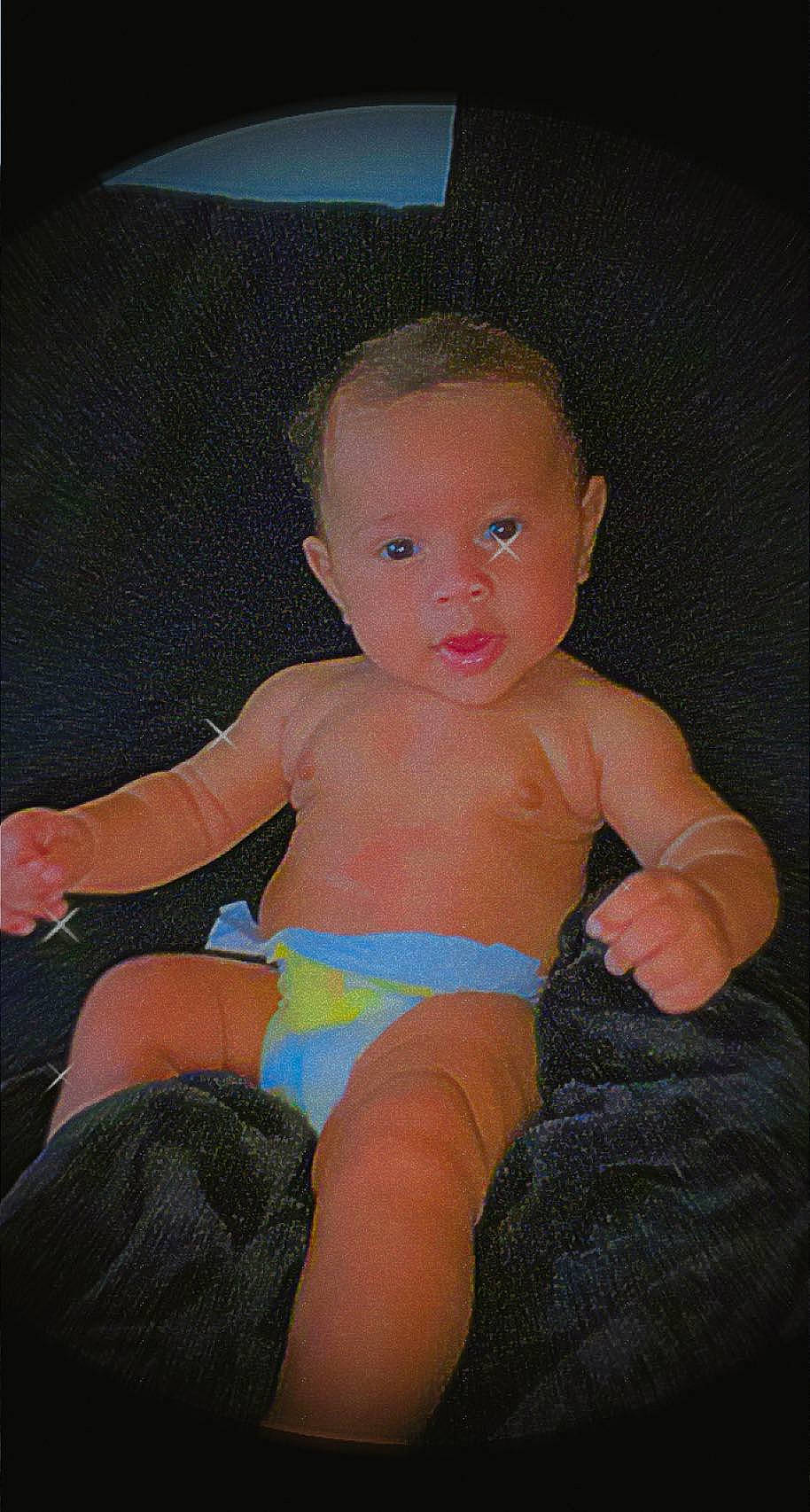 Vincent is registered to the contest to win money with this photo: abdomen, baby, baby_toddler_clothing, cheek, chest, comfort, finger, human_body, iris, joint, knee, leg, muscle, neck, person, skin, stomach, thigh, thumb, toddler