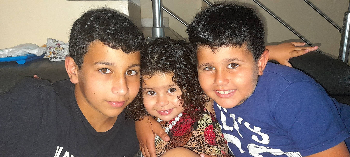 Jenna participe au concours pour gagner de l'argent avec cette photo : adaptation, black, black_hair, cheek, chin, eye, eyebrow, facial_expression, forehead, friendship, fun, happy, iris, joy, nose, person, sharing, skin, smile, t_shirt