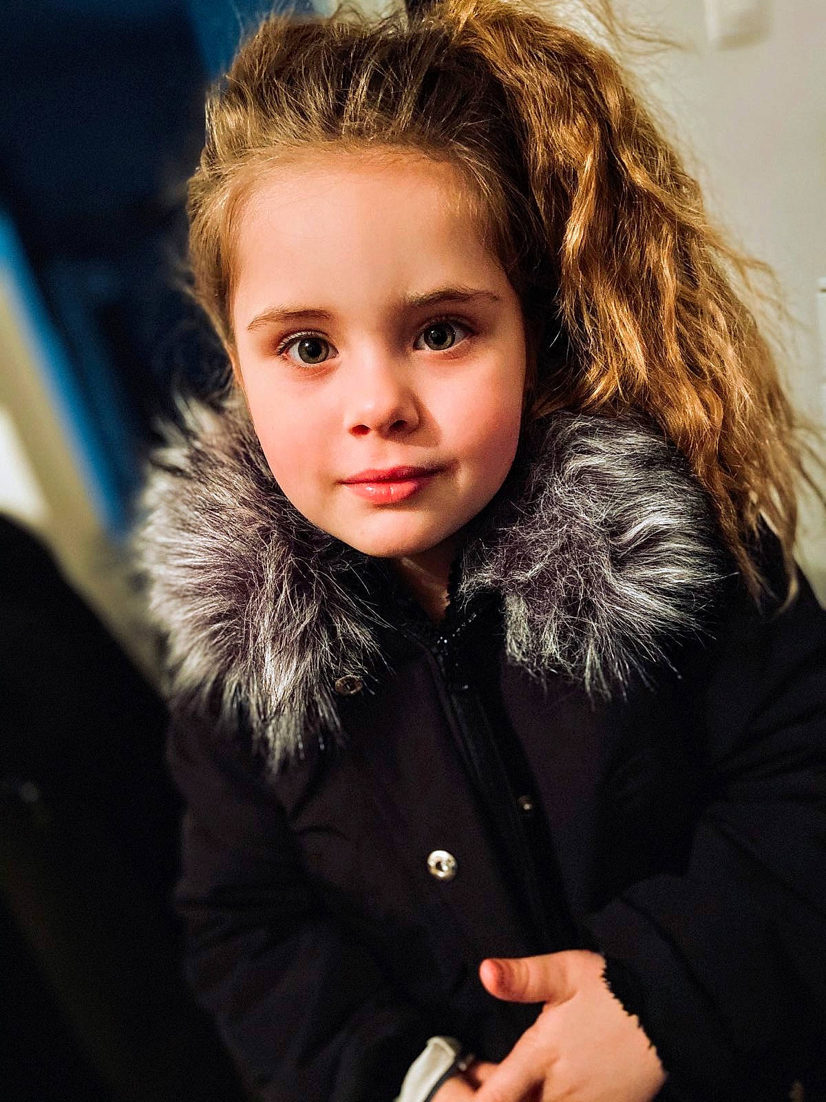 Kataléya participe au concours pour gagner de l'argent avec cette photo : animal_product, cheek, collar, eye, eyelash, flash_photography, fur_clothing, hairstyle, happy, head, human_body, iris, jacket, lip, long_hair, nose, outerwear, person, skin, sleeve