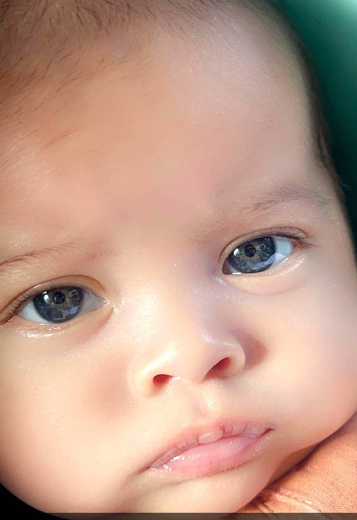 Santi is registered to the contest to win money with this photo: baby, cheek, chin, ear, eyebrow, eyelash, face, facial_expression, flash_photography, forehead, iris, jaw, lip, mammal, material_property, mouth, no_expression, nose, person, skin