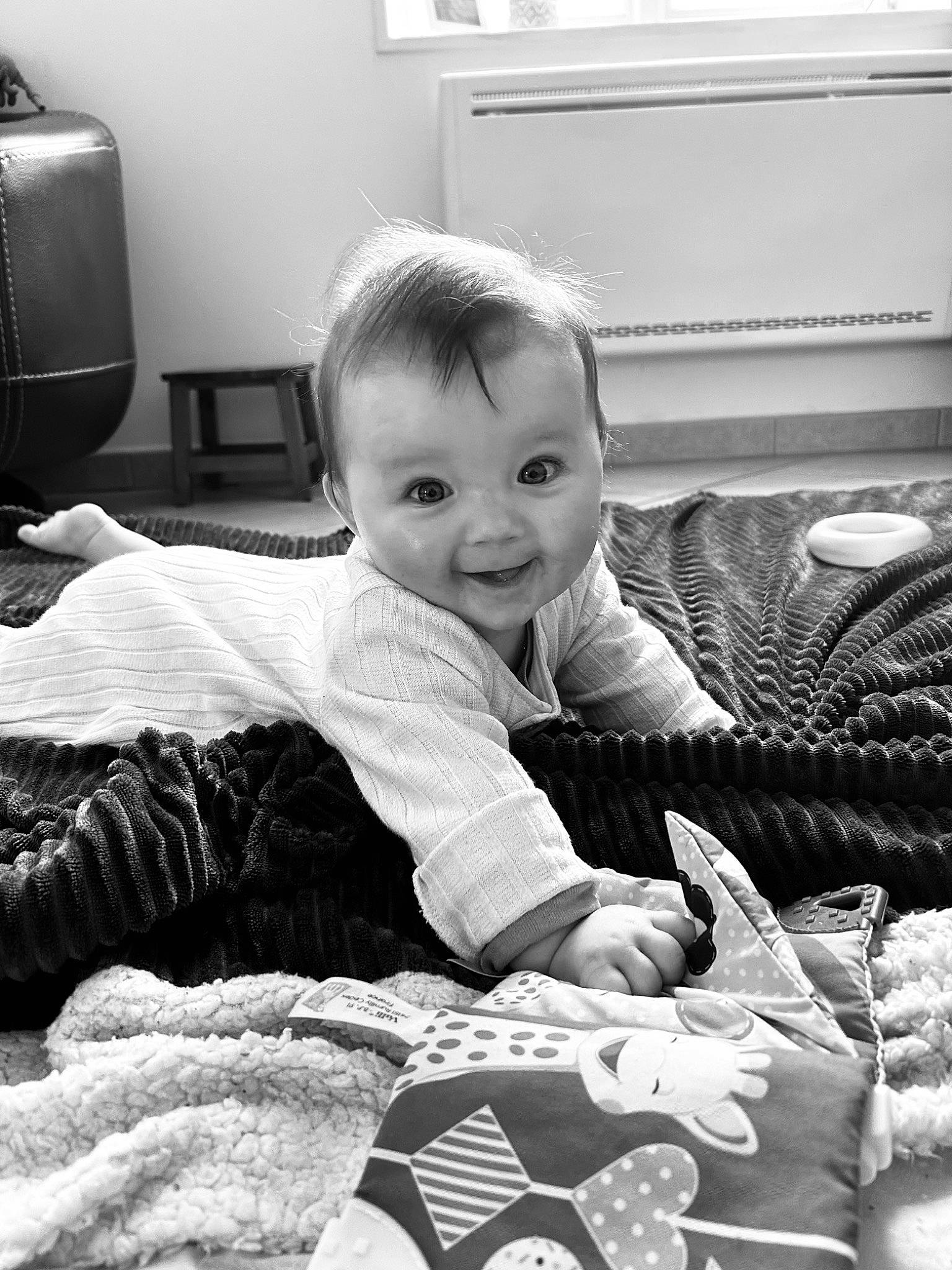 Rachel a rejoint le concours — aidez-le/la à gagner de superbes lots ! black, black_and_white, child, comfort, fun, hairstyle, happy, human, human_body, leg, mammal, monochrome, monochrome_photography, people, person, smile, snapshot, style, toddler, vertebrate