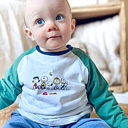 Gabriel a rejoint le concours — aidez-le/la à gagner de superbes lots ! baby, blanket, blue_eyes, cartoon_characters, chubby_cheeks, close_up, curious_expression, cute, denim_jeans, indoor, infant, long_sleeve_shirt, looking_up, nursery, peanuts_shirt, portrait, short_hair, sitting, soft_light, wooden_crate