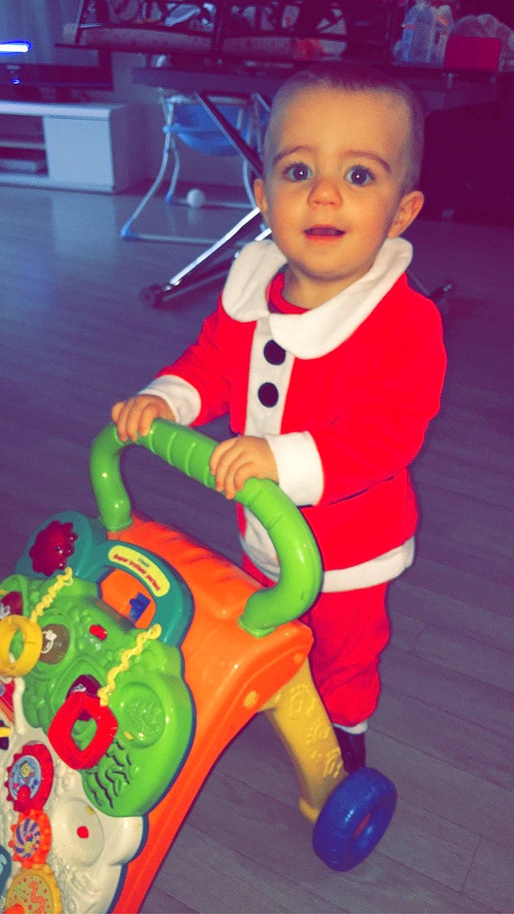 Julien a rejoint le concours — aidez-le/la à gagner de superbes lots ! baby, baby_playing_with_toys, baby_products, baby_toddler_clothing, baby_toys, chair, child, event, fictional_character, flooring, fun, happy, person, play, riding_toy, sitting, sleeve, smile, toddler, toy