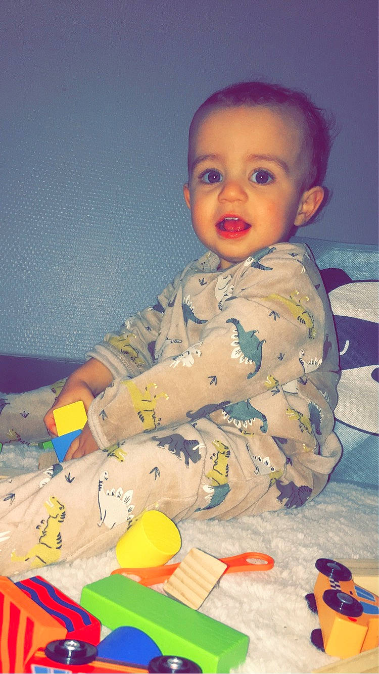 Julien participe au concours pour gagner de l'argent avec cette photo : art, baby, baby_products, baby_toddler_clothing, baby_toys, cheek, child, comfort, fun, human_body, iris, mouth, nose, pattern, person, play, room, sitting, smile, toddler