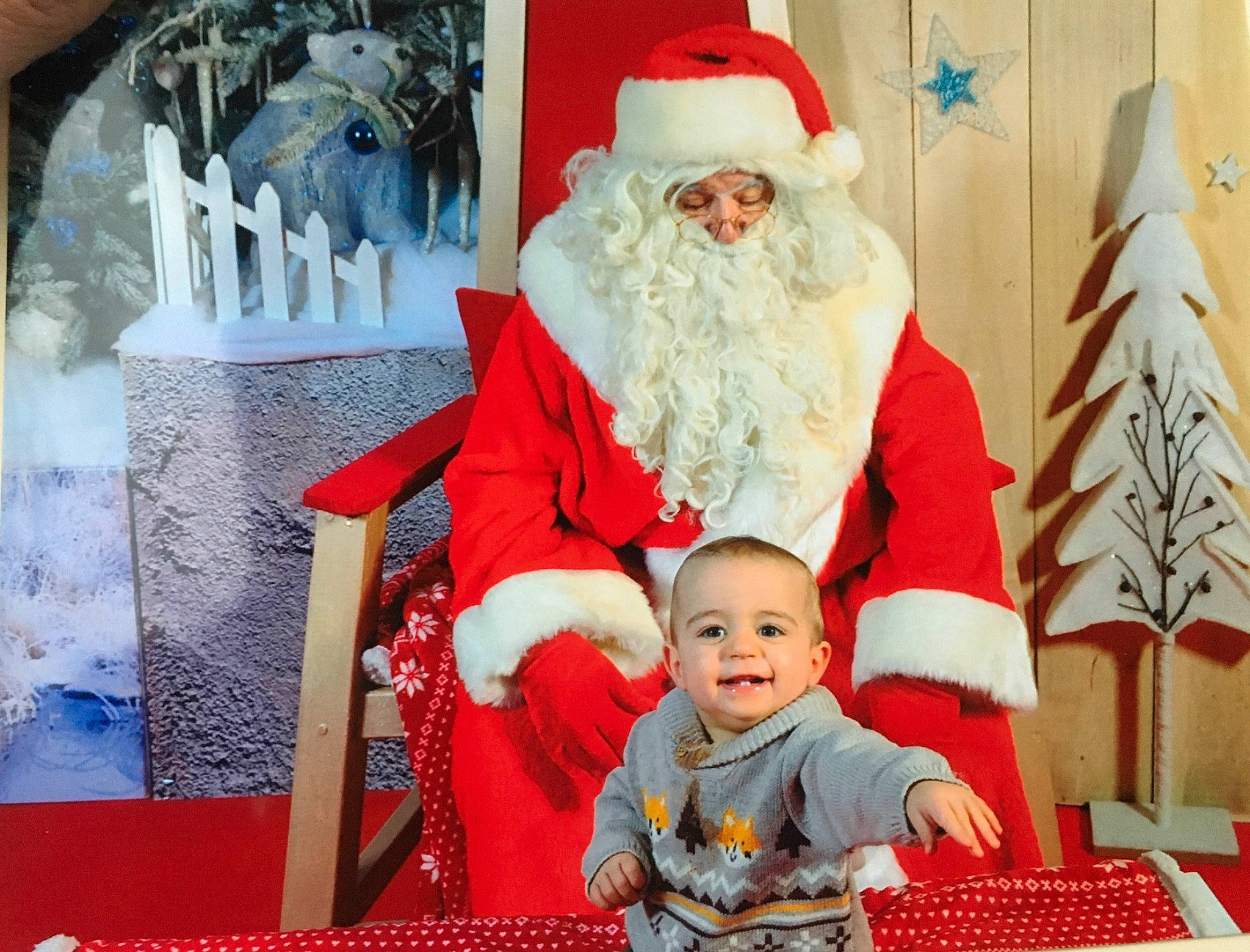 Julien a rejoint le concours — aidez-le/la à gagner de superbes lots ! beard, christmas, christmas_decoration, christmas_eve, event, facial_hair, fictional_character, fun, happy, hat, holiday, joy, lap, person, photograph, red, santa_claus, smile, toddler, tree