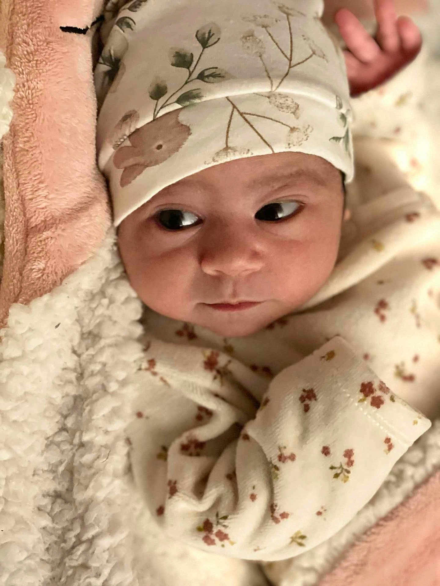 Janna a rejoint le concours — aidez-le/la à gagner de superbes lots ! baby, infant, face, hat, floral_pattern, blanket, cozy, soft_texture, cute, newborn, clothing, sleepwear, hand, skin, portrait, expression, indoors, warm, toddler, child