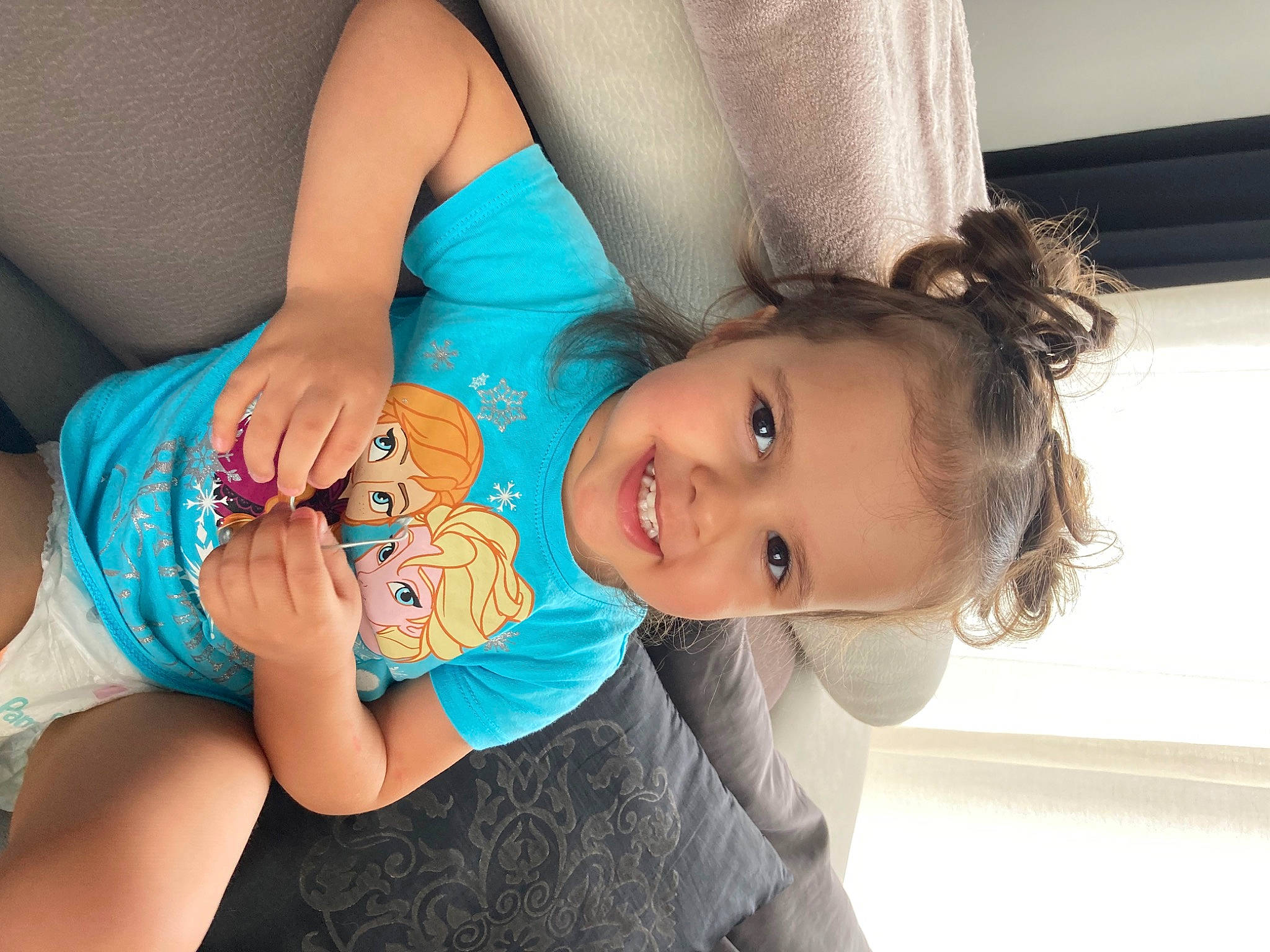 Miya participe au concours pour gagner de l'argent avec cette photo : baby, baby_toddler_clothing, comfort, elbow, eye, finger, gesture, hair, hairstyle, hand, happy, head, human_body, joint, joy, neck, organ, person, shoulder, skin