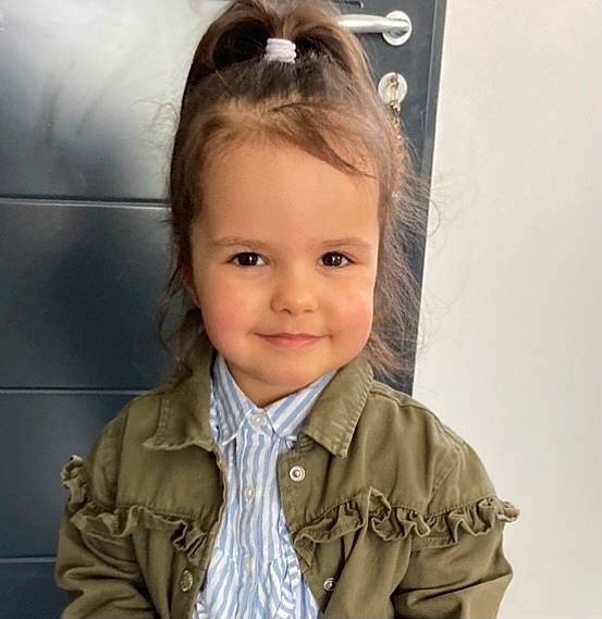 Miya a rejoint le concours — aidez-le/la à gagner de superbes lots ! baby, baby_toddler_clothing, cheek, collar, dress_shirt, eyelash, gesture, goggles, hair, hairstyle, happy, jacket, joy, neck, nose, organ, person, skin, sleeve, smile