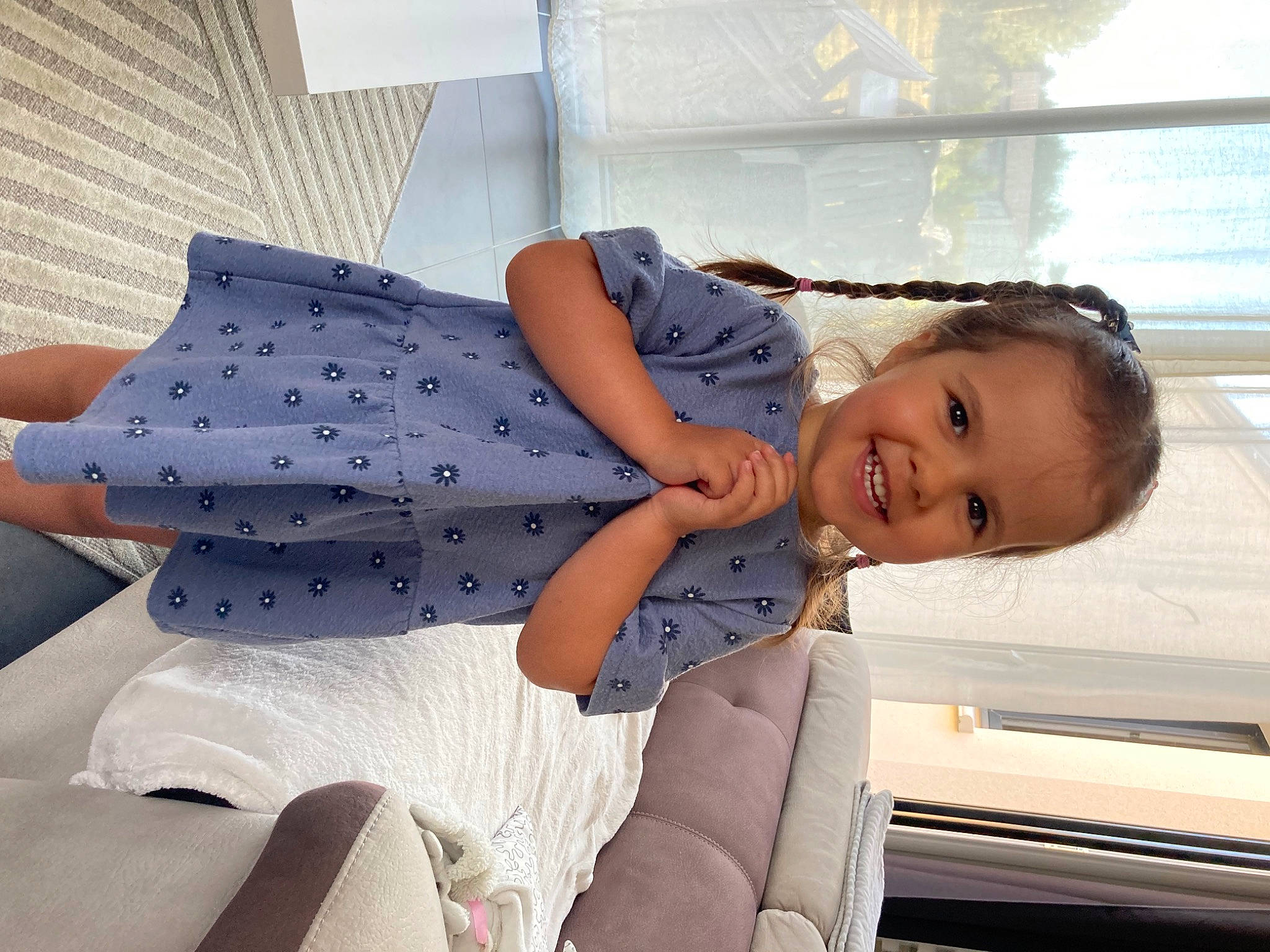 Miya a rejoint le concours — aidez-le/la à gagner de superbes lots ! baby_toddler_clothing, child, comfort, elbow, electric_blue, fashion, fun, happy, human_leg, joint, joy, knee, leisure, linens, pattern, person, room, shoulder, sitting, smile