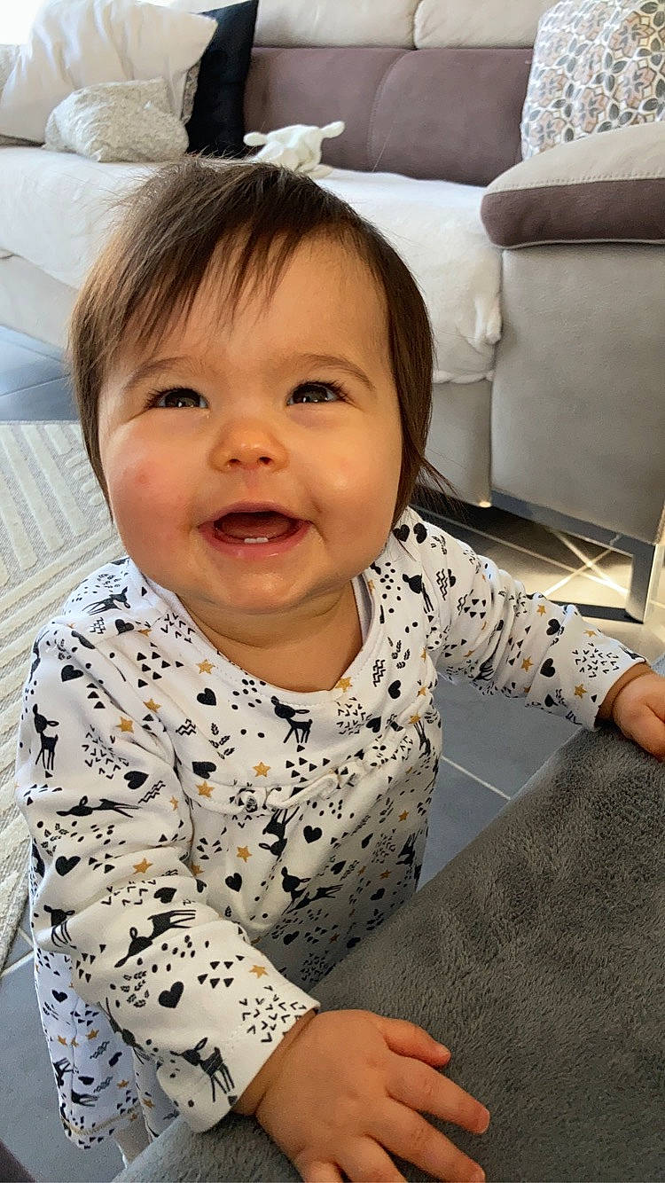 Caly participe au concours pour gagner de l'argent avec cette photo : baby, baby_toddler_clothing, cheek, chin, comfort, eye, face, flooring, hair, hairstyle, happy, head, iris, neck, nose, person, skin, sleeve, smile, toddler