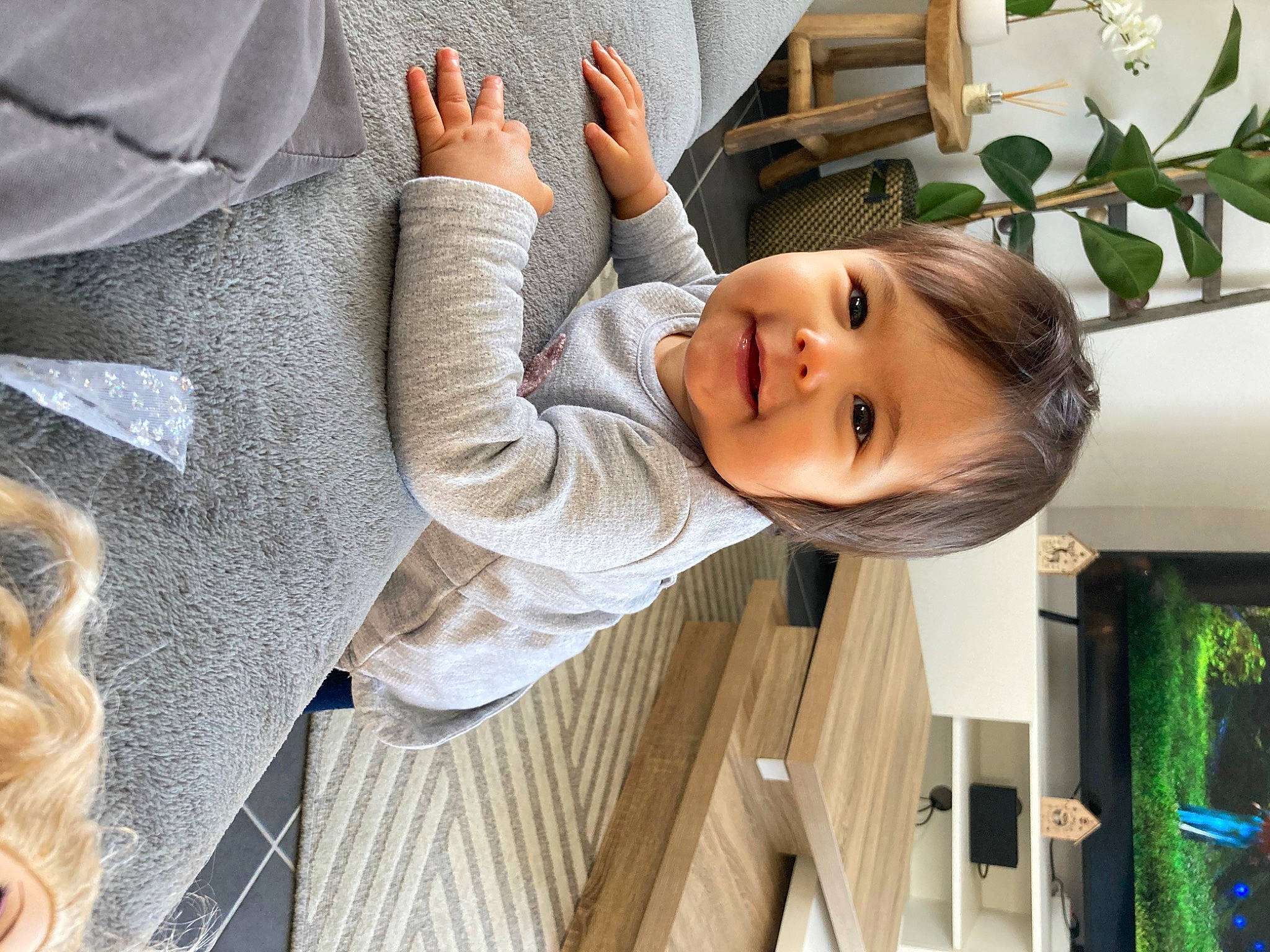 Caly participe au concours pour gagner de l'argent avec cette photo : baby, baby_products, baby_toddler_clothing, child, comfort, dress_shirt, fur, gesture, grass, happy, joy, person, plant, portrait_photography, sitting, sleeve, suit, toddler, tree, window