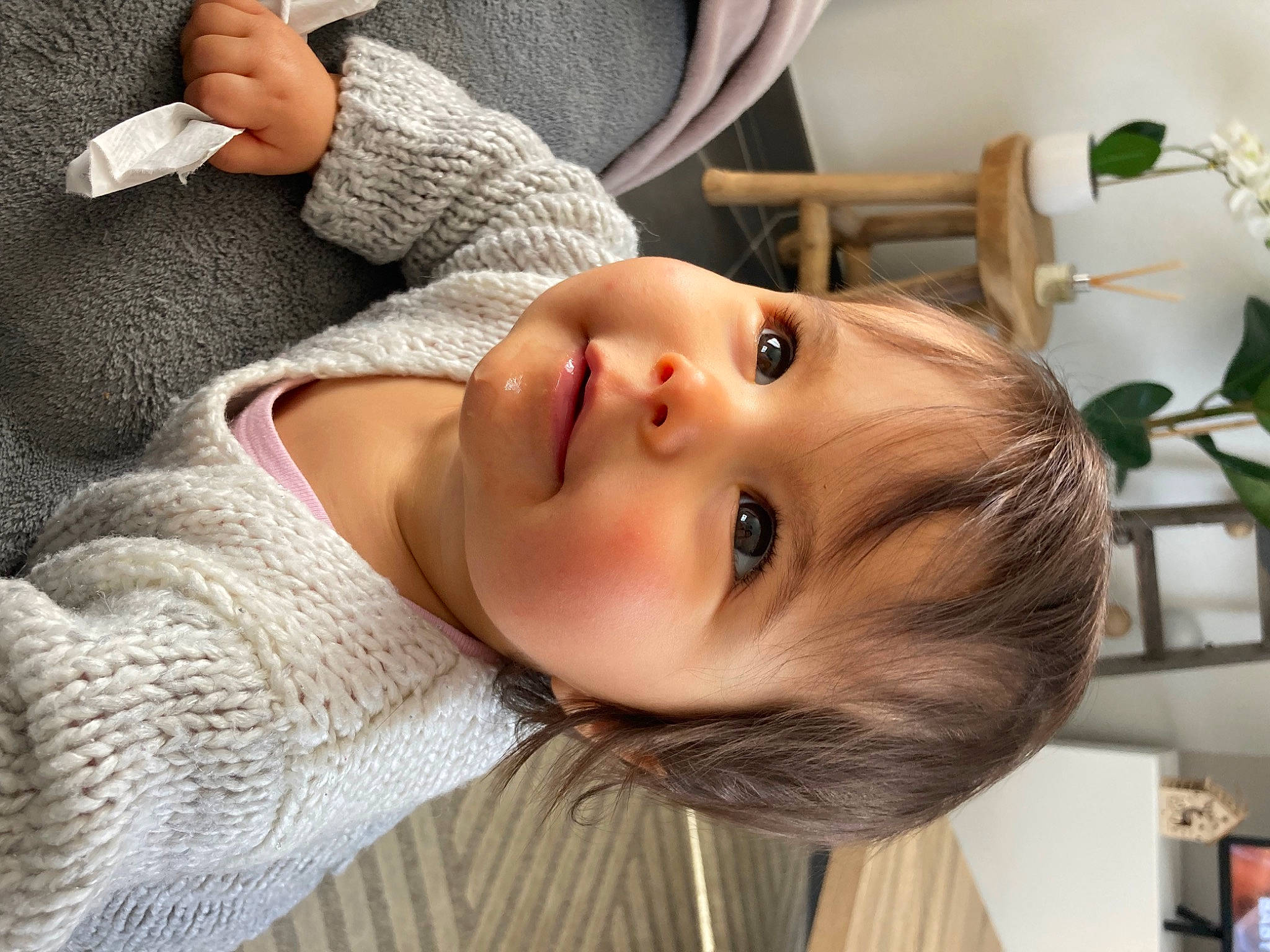 Caly a rejoint le concours — aidez-le/la à gagner de superbes lots ! baby, baby_toddler_clothing, cheek, child, chin, comfort, eyebrow, eyelash, happy, iris, linens, lip, nose, person, plant, portrait_photography, sitting, skin, smile, toddler