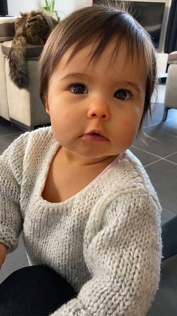 Caly participe au concours pour gagner de l'argent avec cette photo : baby, baby_toddler_clothing, cheek, child, chin, comfort, ear, eyelash, face, happy, iris, lip, neck, nose, person, skin, sleeve, t_shirt, toddler, wool