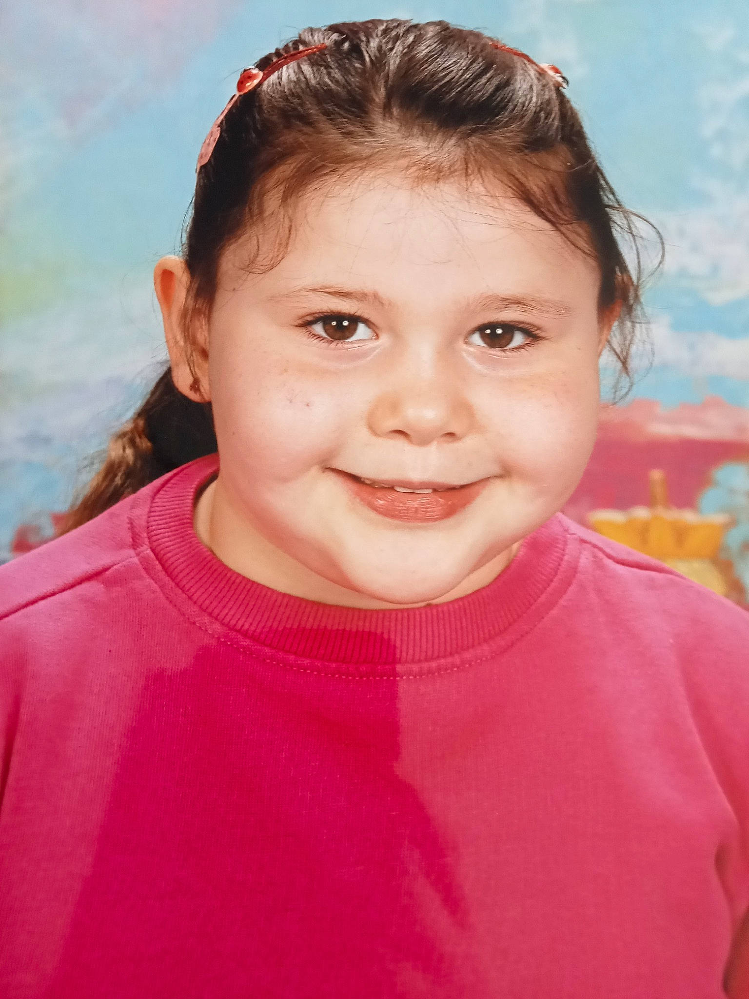 Tal a rejoint le concours — aidez-le/la à gagner de superbes lots ! cheek, child, chin, eyebrow, eyelash, face, facial_expression, flash_photography, forehead, fun, happy, iris, joy, lip, neck, nose, person, pink, skin, sleeve