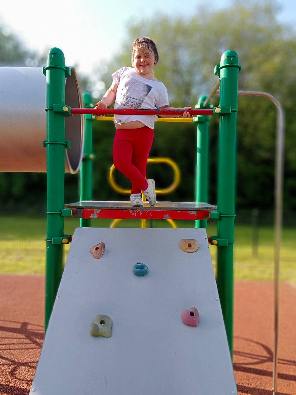 Tal participe au concours pour gagner de l'argent avec cette photo : child, chute, city, fun, grass, green, joy, leisure, outdoor_play_equipment, person, photograph, playground, playground_slide, recreation, red, shorts, sky, smile, t_shirt, toddler