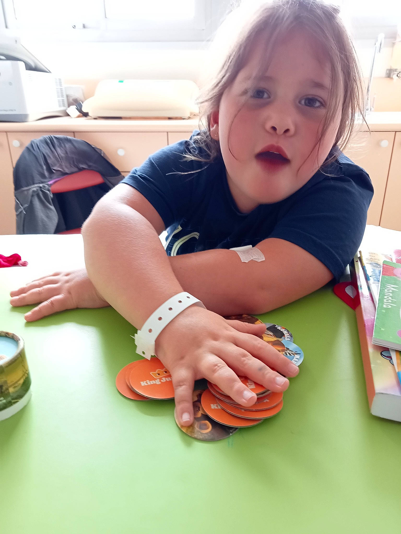 Tal participe au concours pour gagner de l'argent avec cette photo : baby, baby_playing_with_toys, chair, child, comfort_food, finger, fun, games, human_leg, knee, nail, person, play, recreation, sitting, smile, table, thigh, thumb, toddler