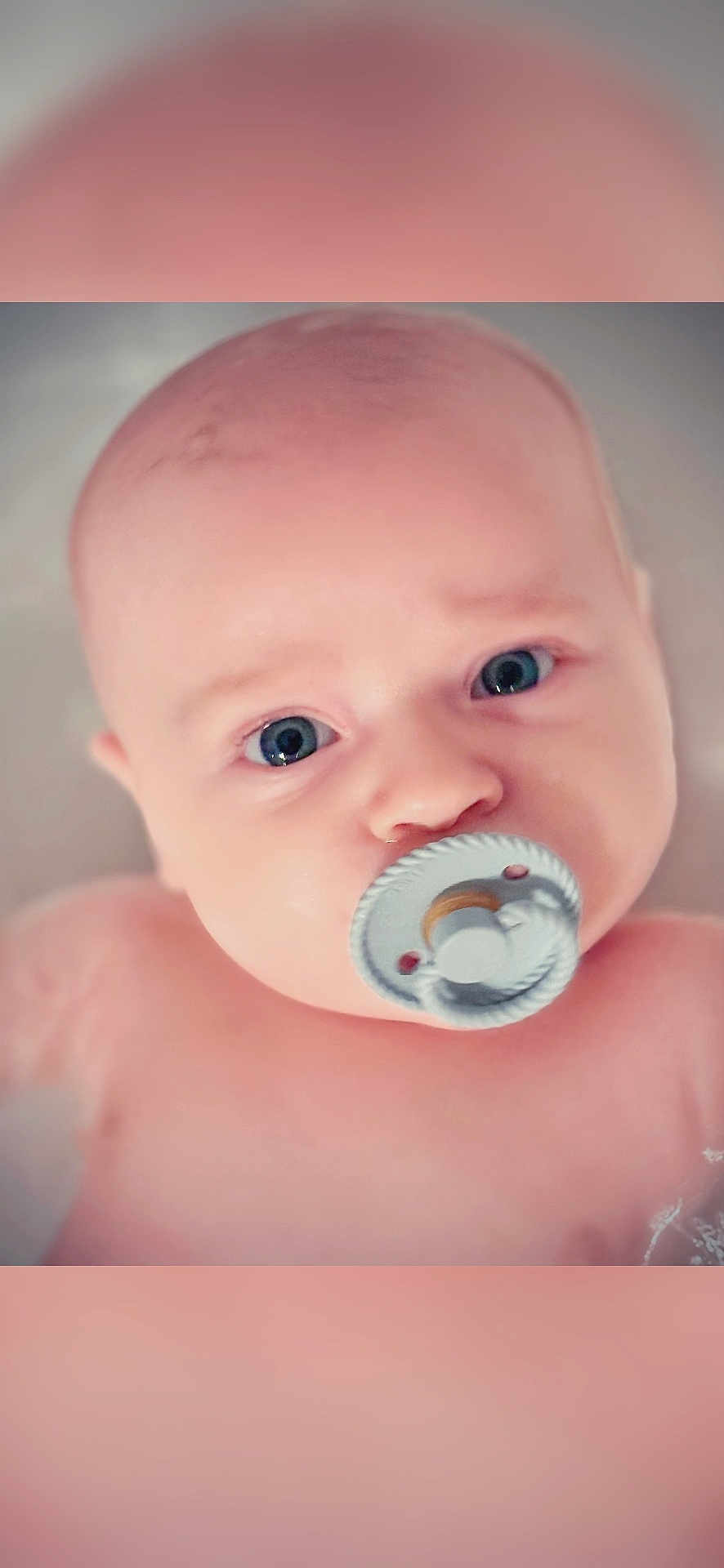 Augustin a rejoint le concours — aidez-le/la à gagner de superbes lots ! baby, pacifier, bath, water, face, blue_eyes, skin, head, child, infant, closeup, portrait, cute, young, expression, soaking, naked, background_blur, soft_light, human