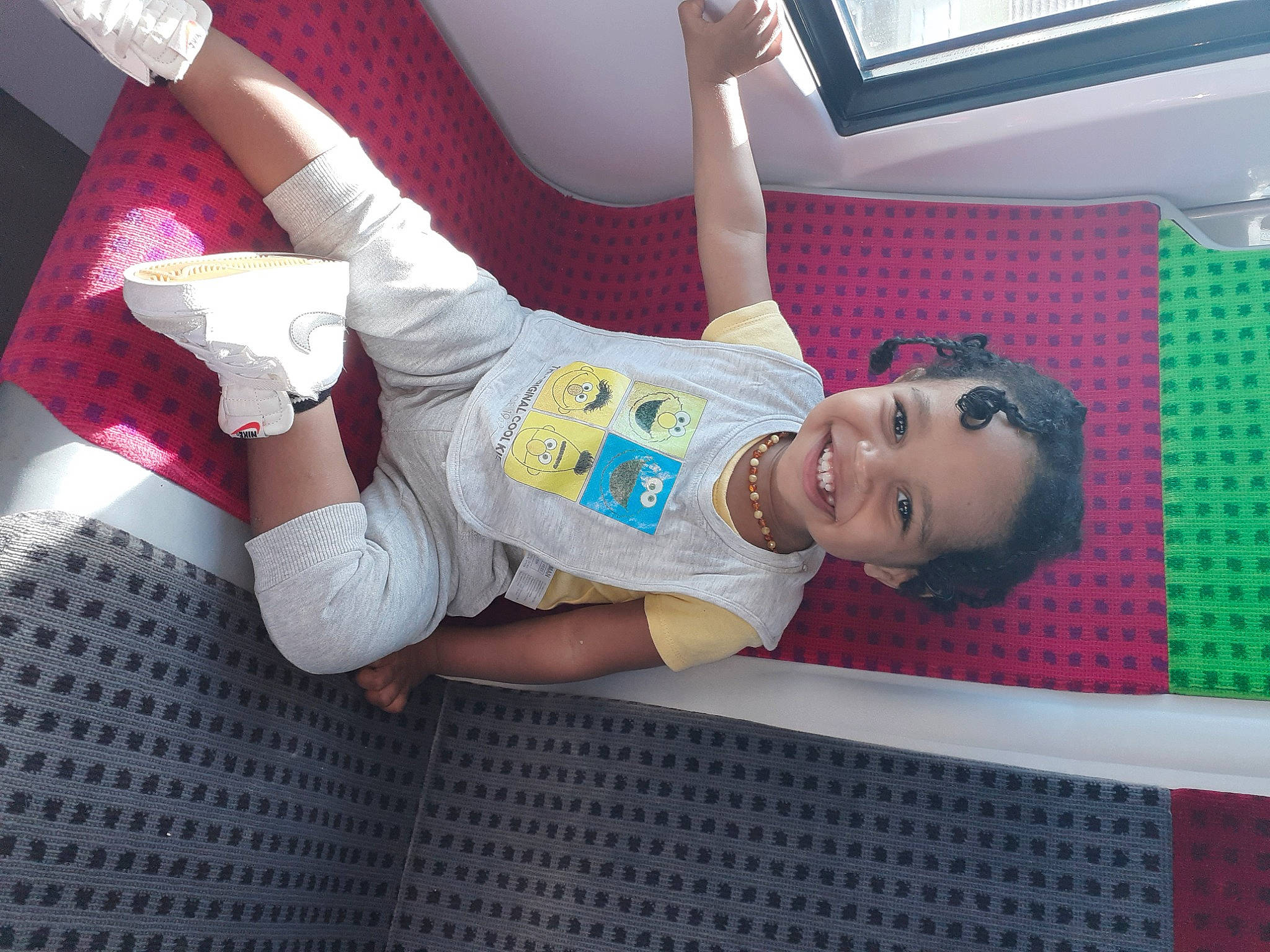 Jemmy participe au concours pour gagner de l'argent avec cette photo : baby_toddler_clothing, child, comfort, elbow, fun, gesture, happy, human_leg, joy, knee, leisure, pattern, person, play, room, sleeve, smile, thigh, thumb, toddler