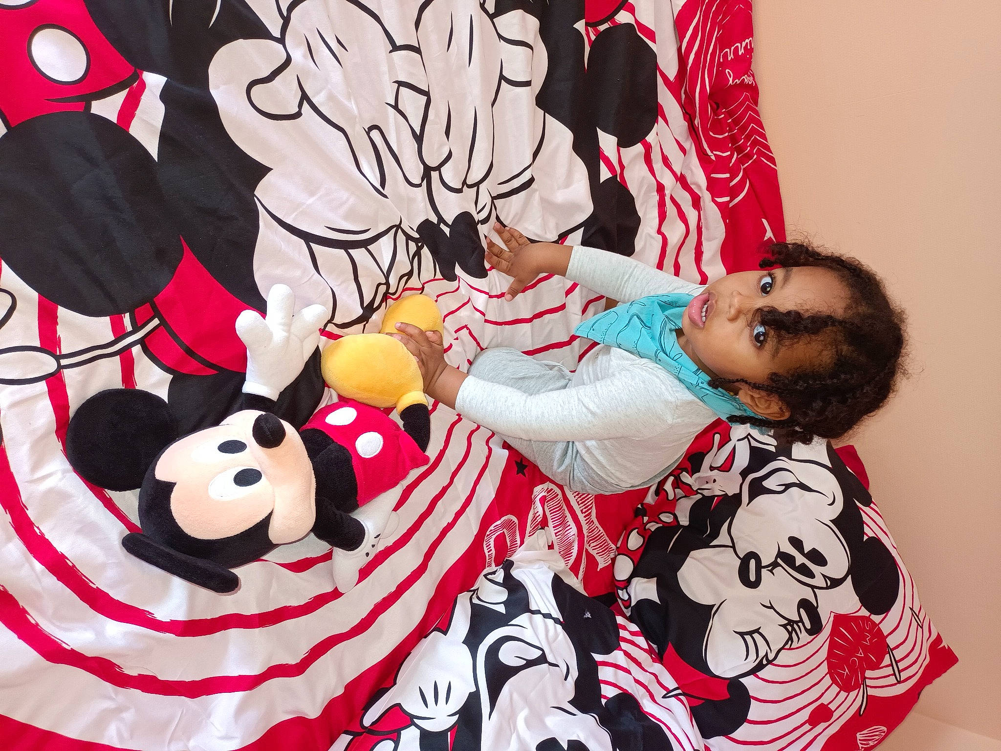 Jemmy participe au concours pour gagner de l'argent avec cette photo : art, beauty, black_hair, carmine, child, comfort, event, facial_expression, font, fun, happy, love, magenta, pattern, people, person, pink, red, sleeve, textile