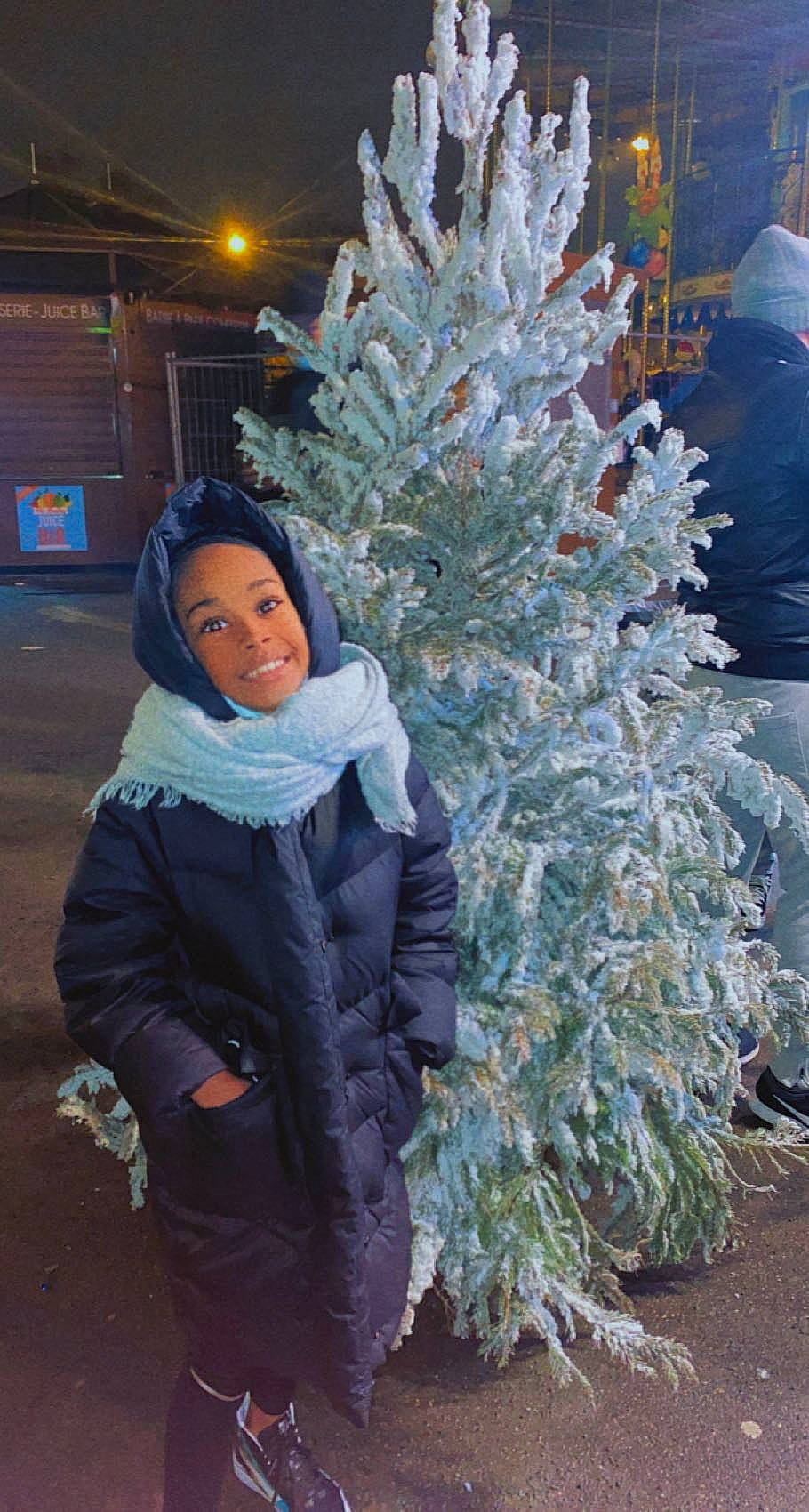 Inayah a rejoint le concours — aidez-le/la à gagner de superbes lots ! branch, christmas, christmas_decoration, christmas_ornament, christmas_tree, clothing, electric_blue, evergreen, freezing, fun, headgear, holiday, human, jacket, joy, leaf, outerwear, person, plant, standing