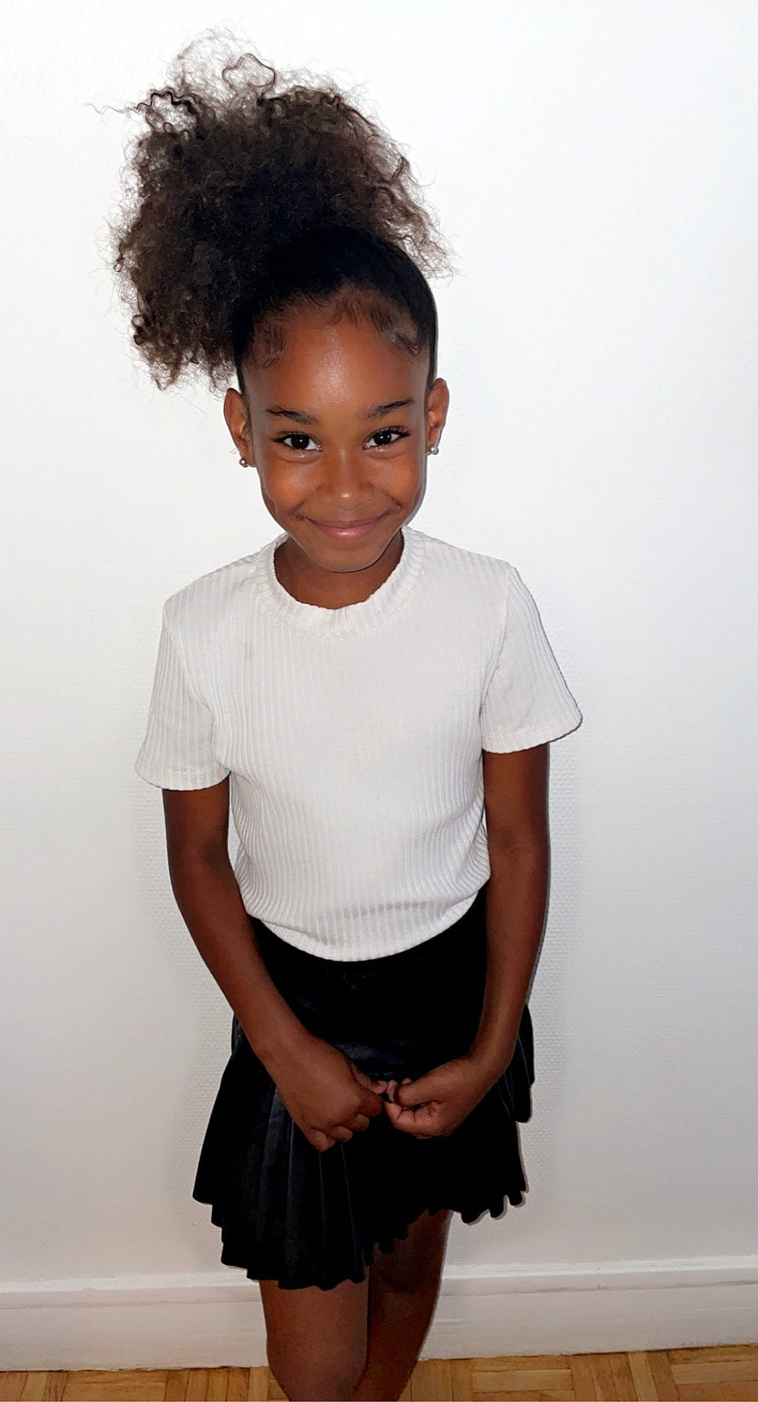 Inayah a rejoint le concours — aidez-le/la à gagner de superbes lots ! child, chin, collar, day_dress, denim, dress_shirt, elbow, fashion_design, formal_wear, grey, joy, knee, neck, pattern, person, sleeve, smile, standing, t_shirt, thigh