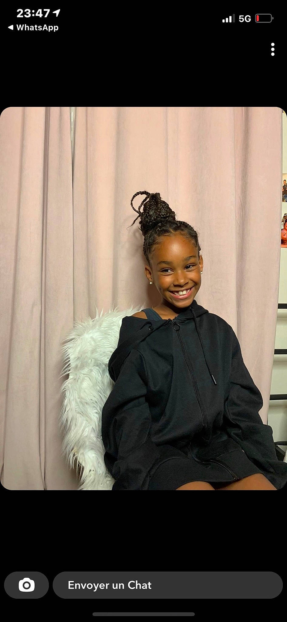 Inayah participe au concours pour gagner de l'argent avec cette photo : black_hair, event, eyewear, fashion_accessory, fashion_design, flash_photography, formal_wear, fun, fur, happy, jewellery, joy, long_hair, monochrome_photography, necklace, person, rectangle, sitting, sleeve, smile