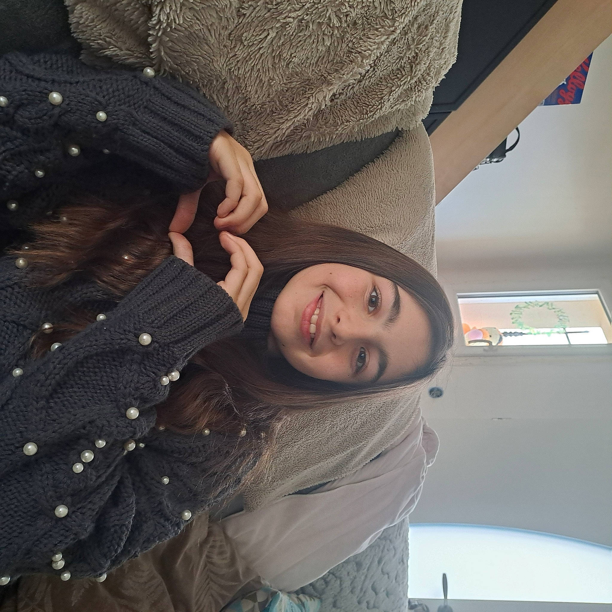 Sarah a rejoint le concours — aidez-le/la à gagner de superbes lots ! abdomen, child, comfort, eye, eyelash, fashion_accessory, fun, happy, joy, pattern, person, portrait_photography, selfie, sleeve, smile, window