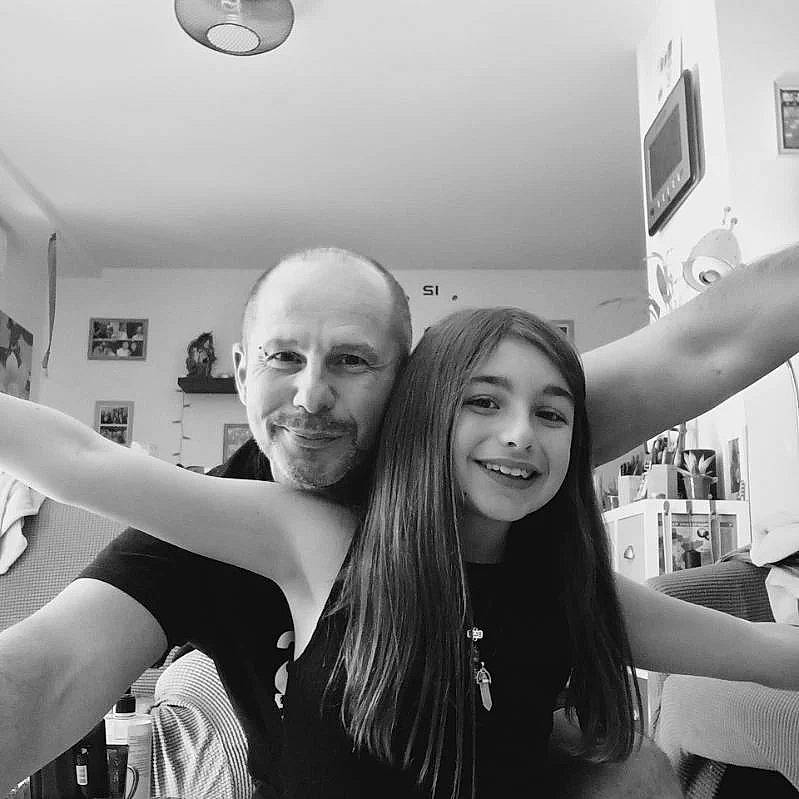 Sarah a rejoint le concours — aidez-le/la à gagner de superbes lots ! arm, black, black_and_white, facial_expression, finger, flash_photography, fun, gesture, hairstyle, hand, happy, joint, joy, monochrome, monochrome_photography, muscle, person, photograph, shoulder, smile