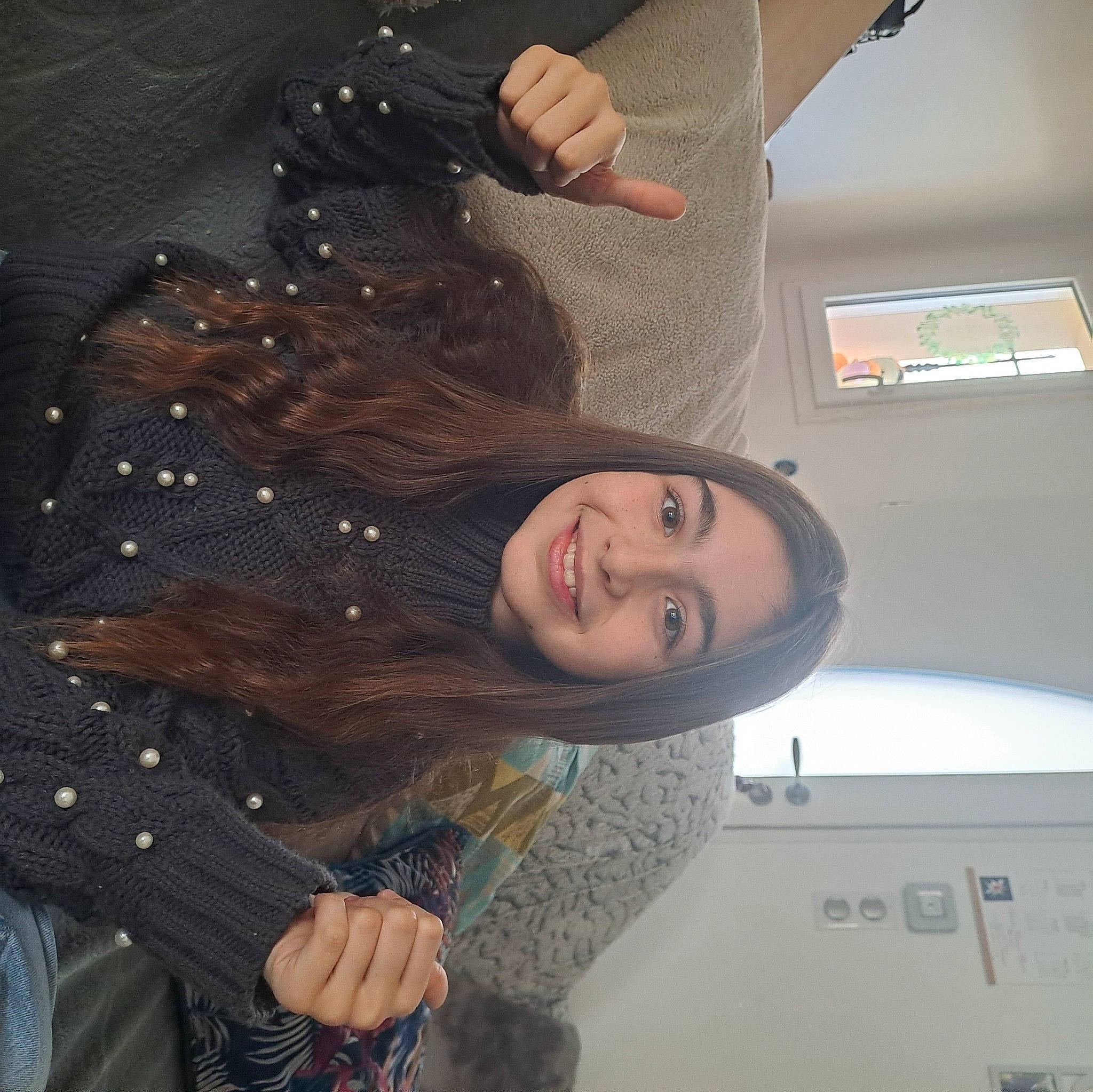 Sarah participe au concours pour gagner de l'argent avec cette photo : ceiling, elbow, eye, eyelash, fashion_accessory, fun, fur, gesture, happy, joy, long_hair, pattern, person, room, sleeve, smile, waist