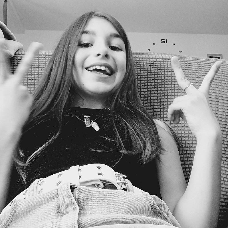 Sarah a rejoint le concours — aidez-le/la à gagner de superbes lots ! black, black_and_white, cool, eye, eyebrow, eyelash, eyewear, facial_expression, fashion, finger, flash_photography, gesture, hair, hairstyle, hand, happy, joy, lip, organ, person