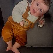 Kaīna participe au concours pour gagner de l'argent avec cette photo : baby, child, couch, gray_couch, plush_clothing, bear_outfit, pacifier, happy, smiling, infant, indoors, cute, young_child, sitting, cozy, soft_texture, person, face, small_feet, relaxed