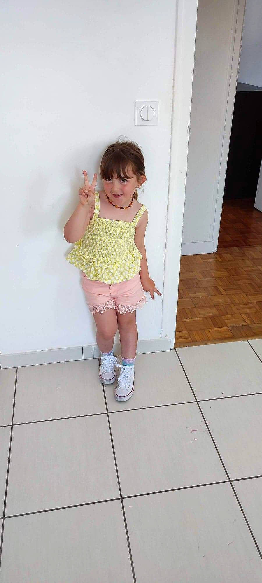 Sacha a rejoint le concours — aidez-le/la à gagner de superbes lots ! arm, baby_toddler_clothing, child, floor, flooring, foot, hair, happy, hardwood, head, human_leg, joy, knee, pattern, person, sleeve, smile, sock, t_shirt, thigh