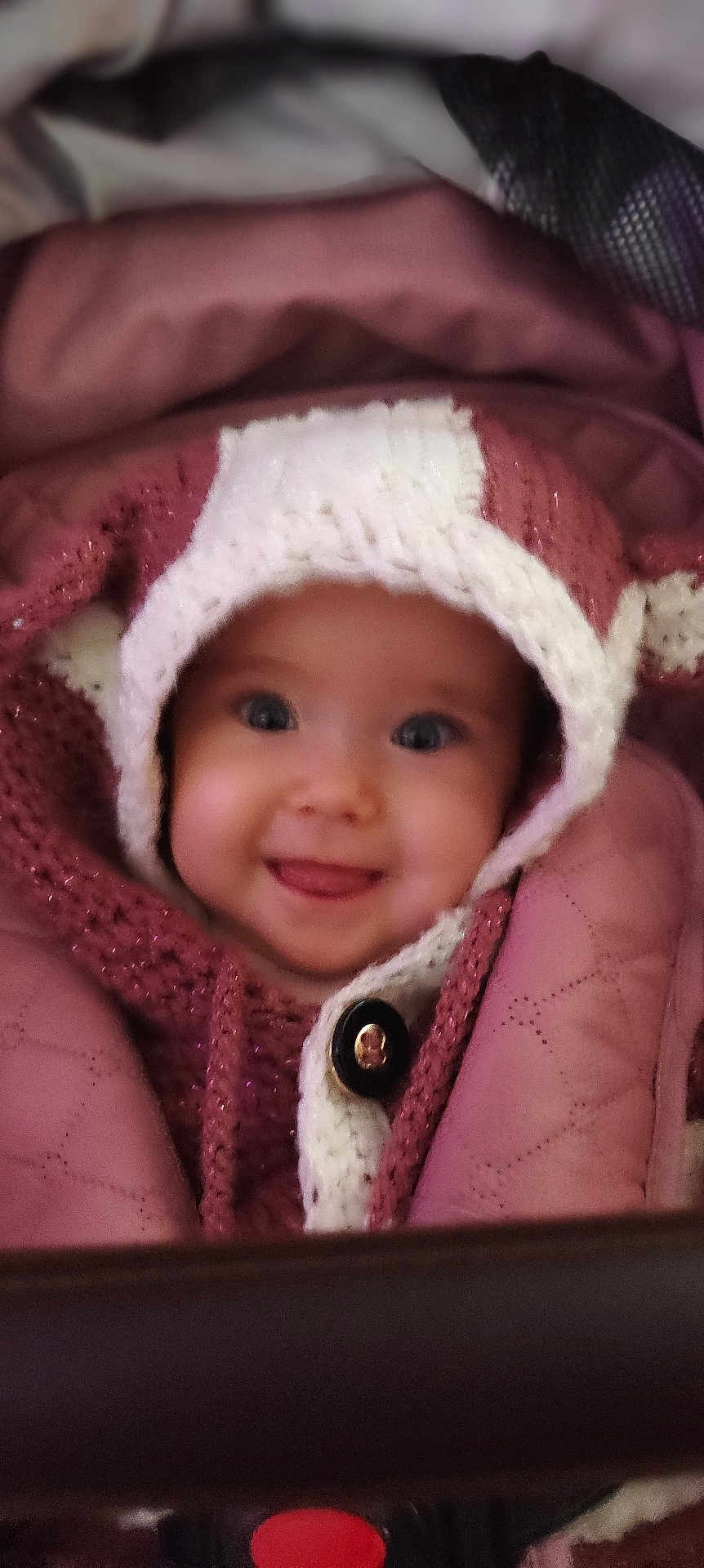 Luna participe au concours pour gagner de l'argent avec cette photo : baby, smile, face, knitted_hat, jacket, blanket, child, cute, warm_clothing, indoors, portrait, happy, button, closeup, infant, cozy, apparel, headwear, person, young_child