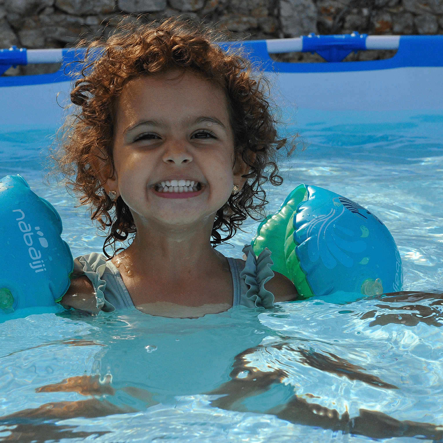 Julia a rejoint le concours — aidez-le/la à gagner de superbes lots ! amusementpark, animal, baby, clothing, face, fish, head, leisureactivities, lifejacket, person, photography, pool, portrait, sport, summer, swimming, swimmingpool, vest, water, watersports