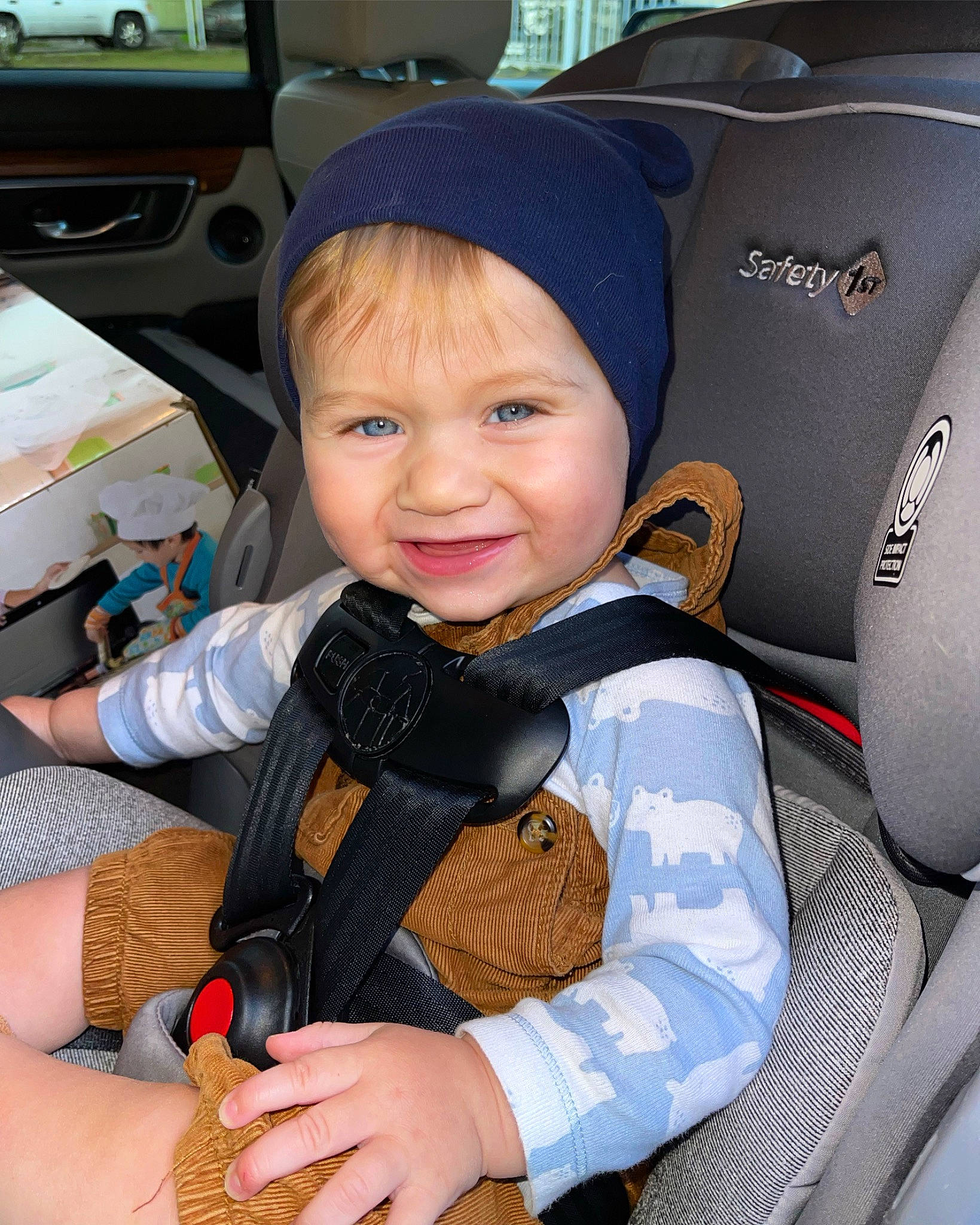 Vincent is registered to the contest to win money with this photo: auto_part, automotive_design, baby_in_car_seat, car_seat, car_seat_cover, child, comfort, electric_blue, family_car, fun, head_restraint, headwear, luxury_vehicle, motor_vehicle, person, personal_protective_equipment, product, seat_belt, smile, steering_wheel