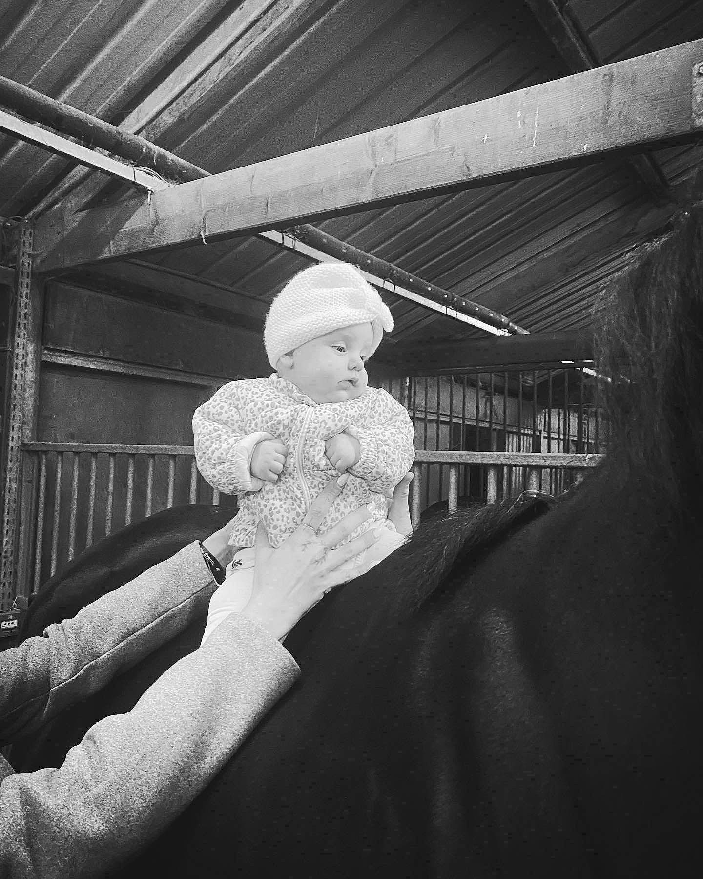 Jade a rejoint le concours — aidez-le/la à gagner de superbes lots ! art, black_and_white, child, comfort, darkness, elbow, flash_photography, gesture, hat, headwear, human_leg, monochrome, monochrome_photography, person, room, sitting, still_life_photography, stock_photography, style, symmetry