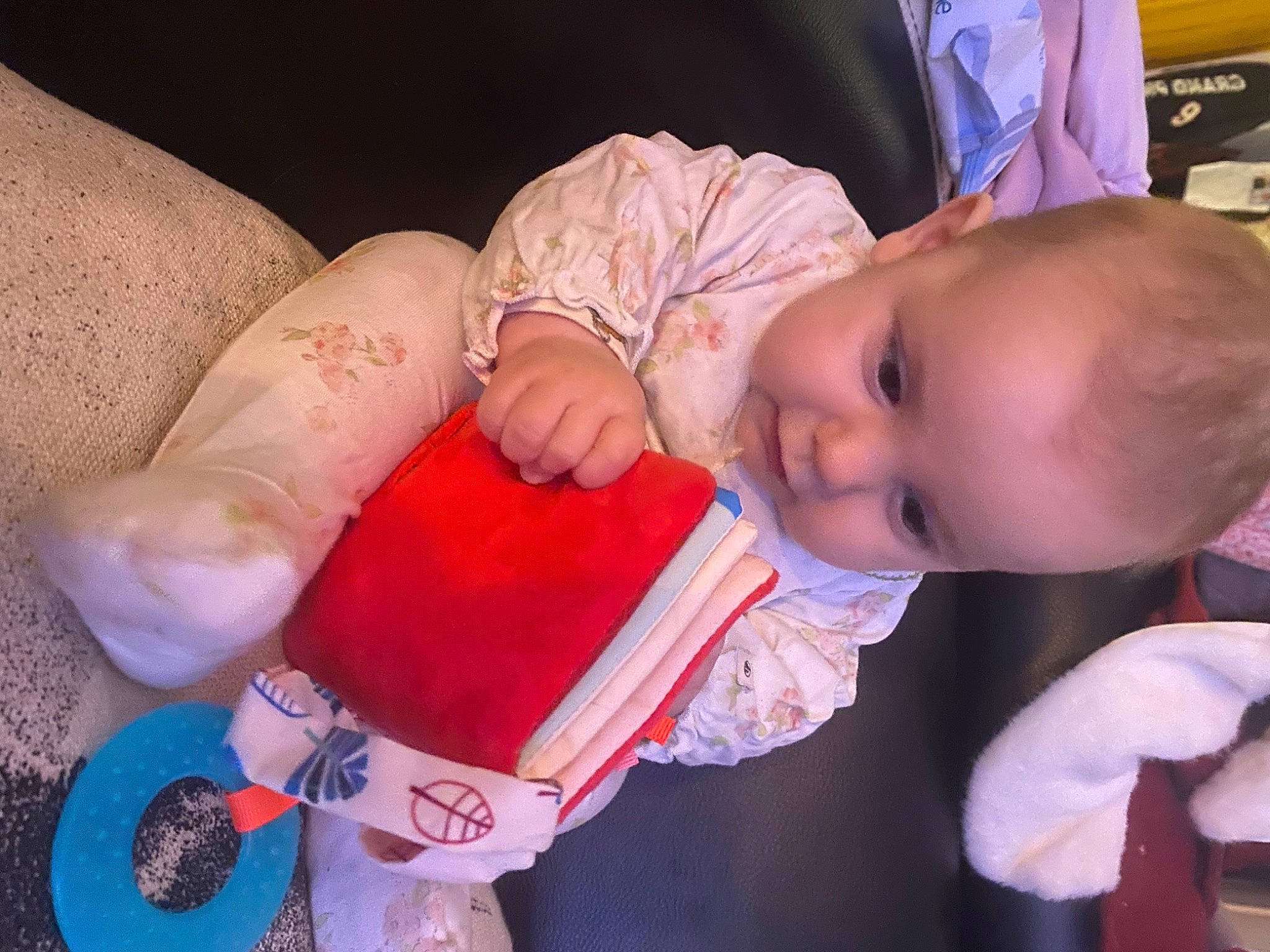 Jade participe au concours pour gagner de l'argent avec cette photo : baby, baby_products, baby_toddler_clothing, cheek, child, finger, fun, gesture, happy, head, human_body, human_leg, mouth, nail, nose, person, pink, product, skin, toddler