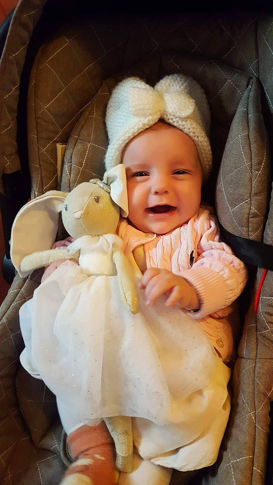 Jade participe au concours pour gagner de l'argent avec cette photo : baby, baby_products, baby_toddler_clothing, cheek, child, chin, comfort, eye, fashion_accessory, gesture, happy, head, headwear, iris, joy, linens, person, sitting, skin, smile