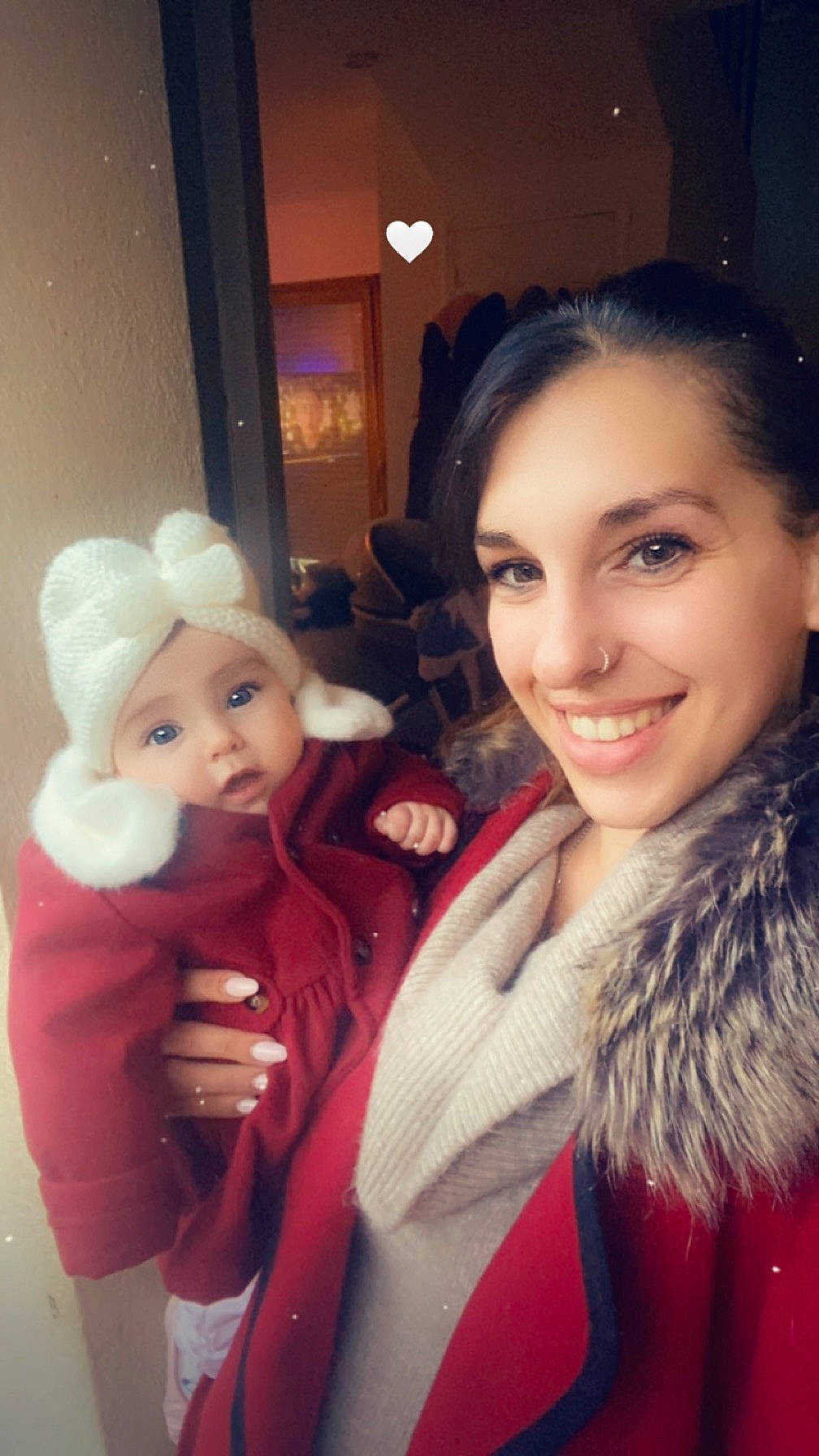 Jade participe au concours pour gagner de l'argent avec cette photo : ear, event, eyelash, fashion_accessory, fashion_design, flash_photography, fun, fur, fur_clothing, gesture, hairstyle, happy, head, headwear, holiday, joy, lip, person, santa_claus, selfie