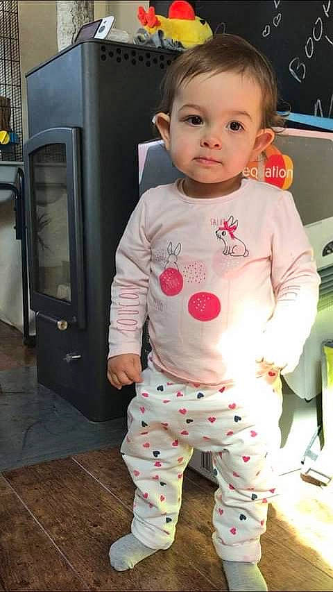 Lya participe au concours pour gagner de l'argent avec cette photo : baby, baby_toddler_clothing, cheek, child, pajamas, person, sleeve, toddler